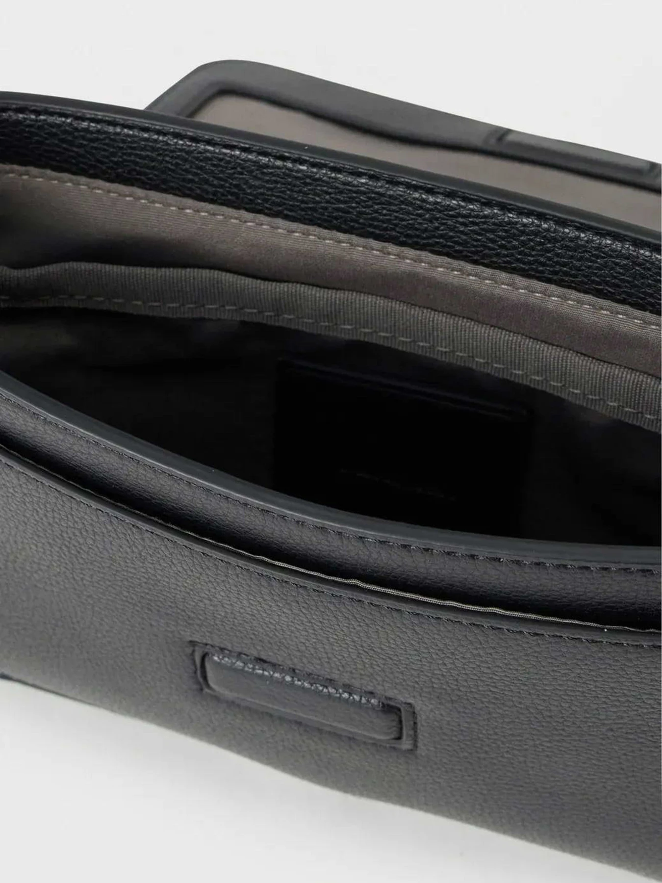 Сумки Calvin Klein RAISED SMALL FLAP MESSENGER модель LV04D3327G-UB1 Сумки Calvin Klein RAISED SMALL FLAP MESSENGER модель LV04D3327G-UB1 Фото