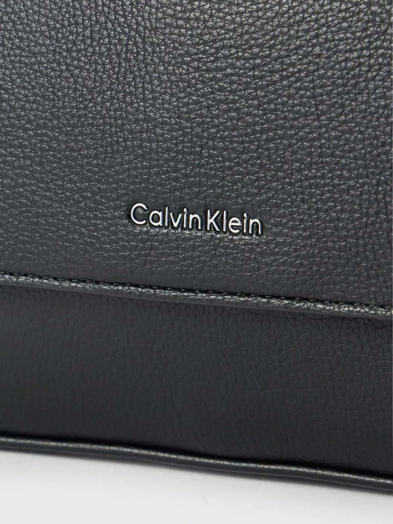 Сумки Calvin Klein RAISED SMALL FLAP MESSENGER модель LV04D3327G-UB1 Сумки Calvin Klein RAISED SMALL FLAP MESSENGER модель LV04D3327G-UB1 Фото
