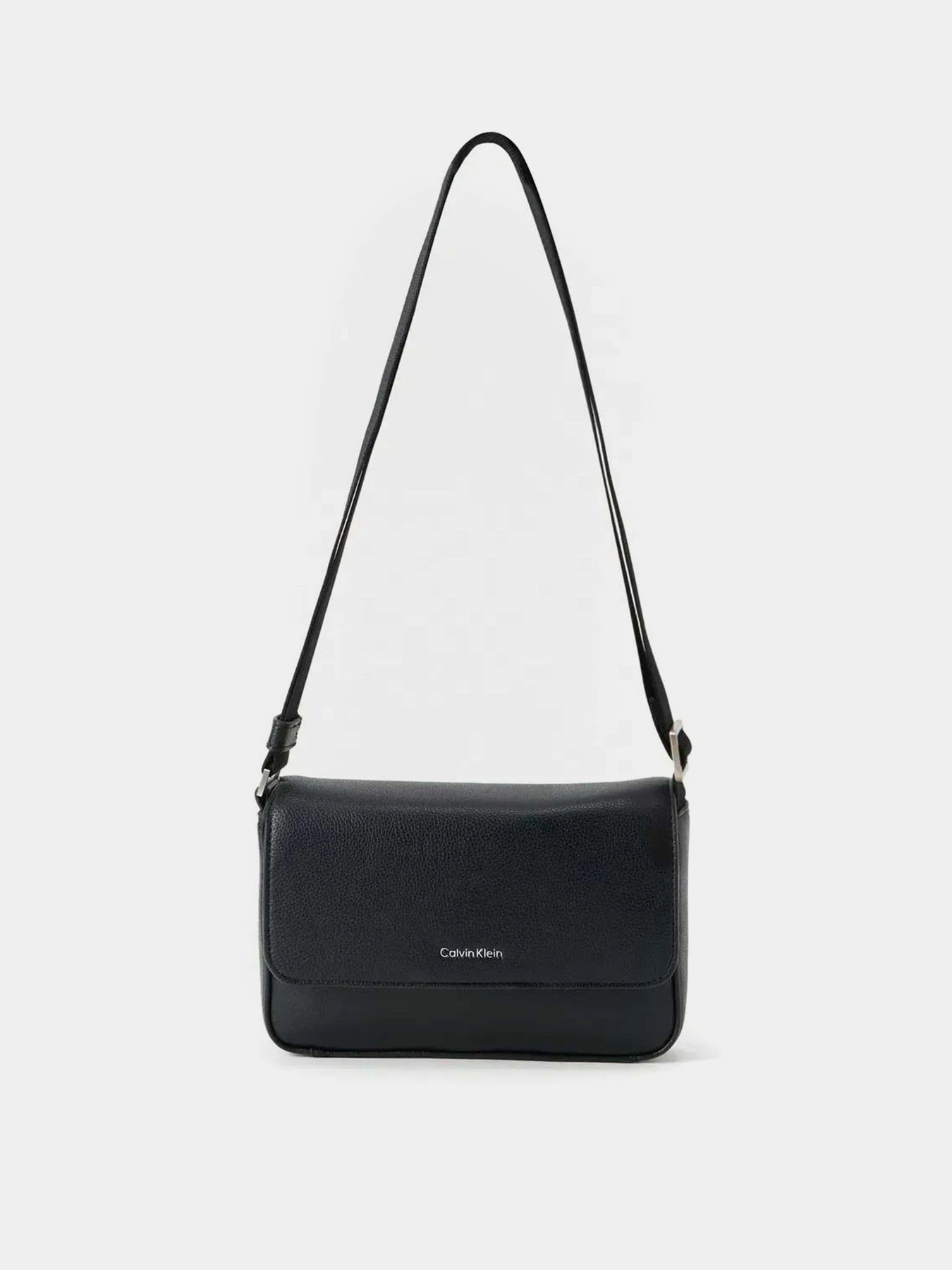 Сумки Calvin Klein RAISED SMALL FLAP MESSENGER модель LV04D3327G-UB1 Сумки Calvin Klein RAISED SMALL FLAP MESSENGER модель LV04D3327G-UB1 Фото