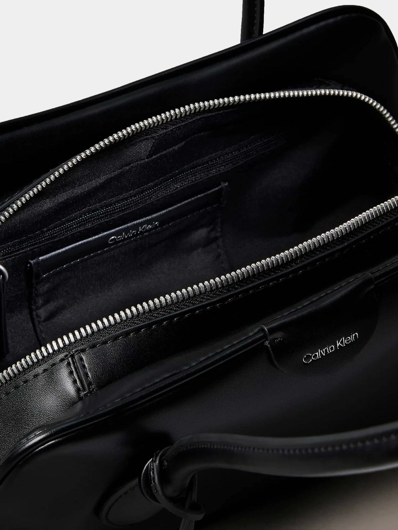 Сумки Calvin Klein MULTI COMPARTMENT SHOULDER BAG модель LV04F3369G-UB1 Сумки Calvin Klein MULTI COMPARTMENT SHOULDER BAG модель LV04F3369G-UB1 Фото