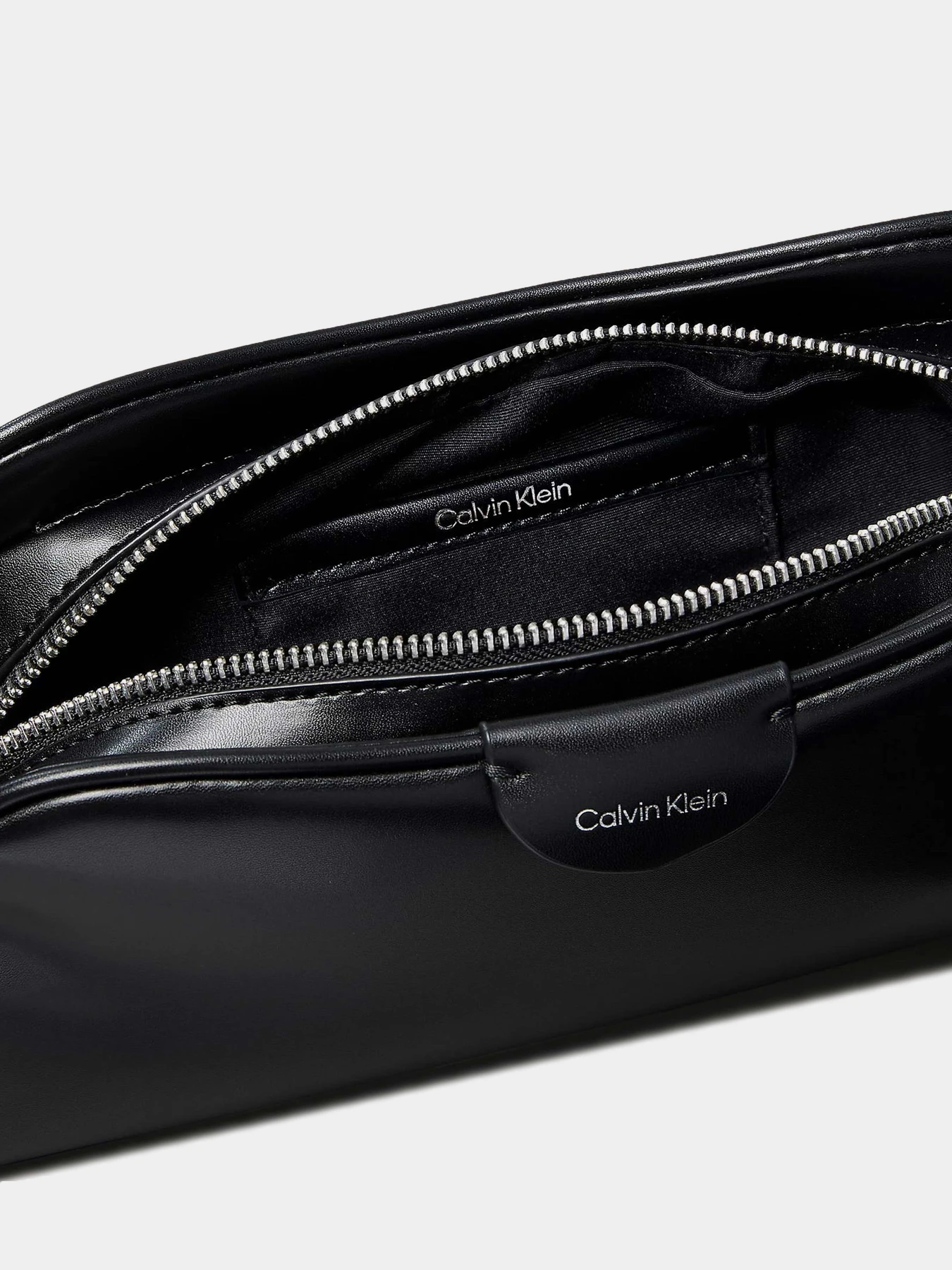 Сумки Calvin Klein MULTI COMPARTMENT CAMERA BAG модель LV04F3370G-UB1 Сумки Calvin Klein MULTI COMPARTMENT CAMERA BAG модель LV04F3370G-UB1 Фото
