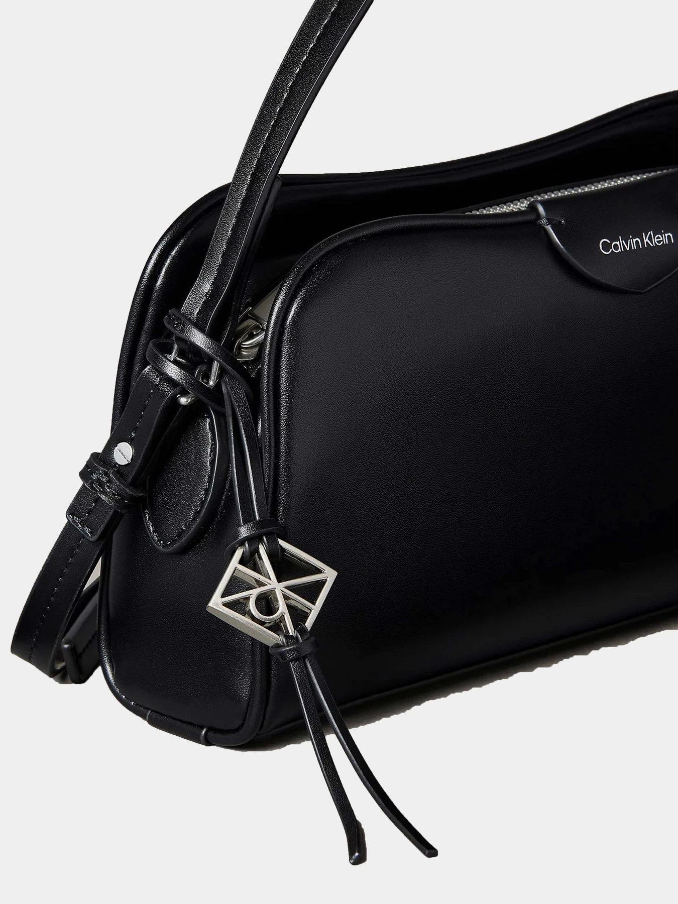 Сумки Calvin Klein MULTI COMPARTMENT CAMERA BAG модель LV04F3370G-UB1 Сумки Calvin Klein MULTI COMPARTMENT CAMERA BAG модель LV04F3370G-UB1 Фото