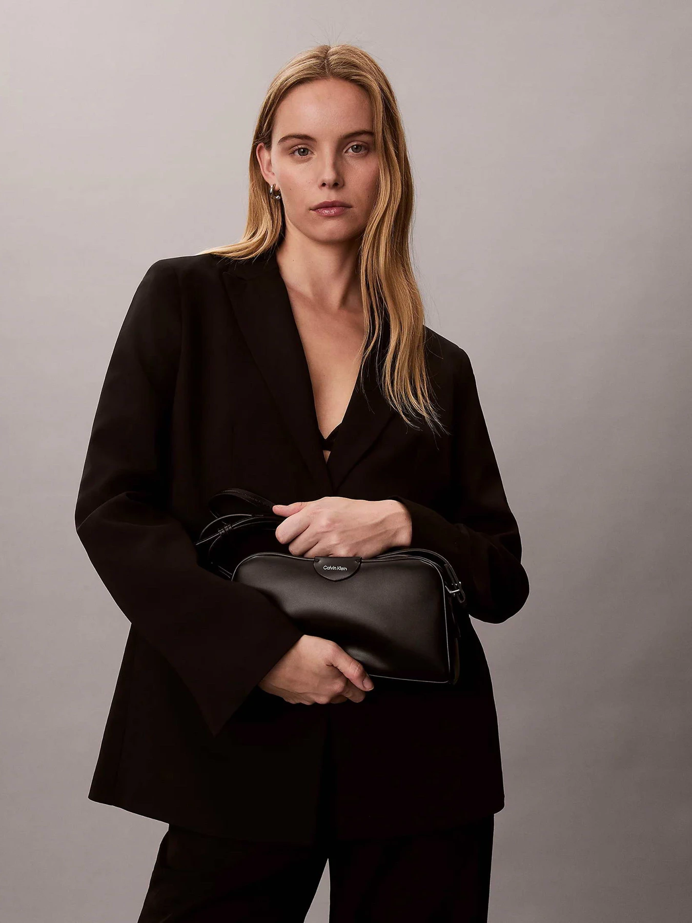 Сумки Calvin Klein MULTI COMPARTMENT CAMERA BAG модель LV04F3370G-UB1 Сумки Calvin Klein MULTI COMPARTMENT CAMERA BAG модель LV04F3370G-UB1 Фото