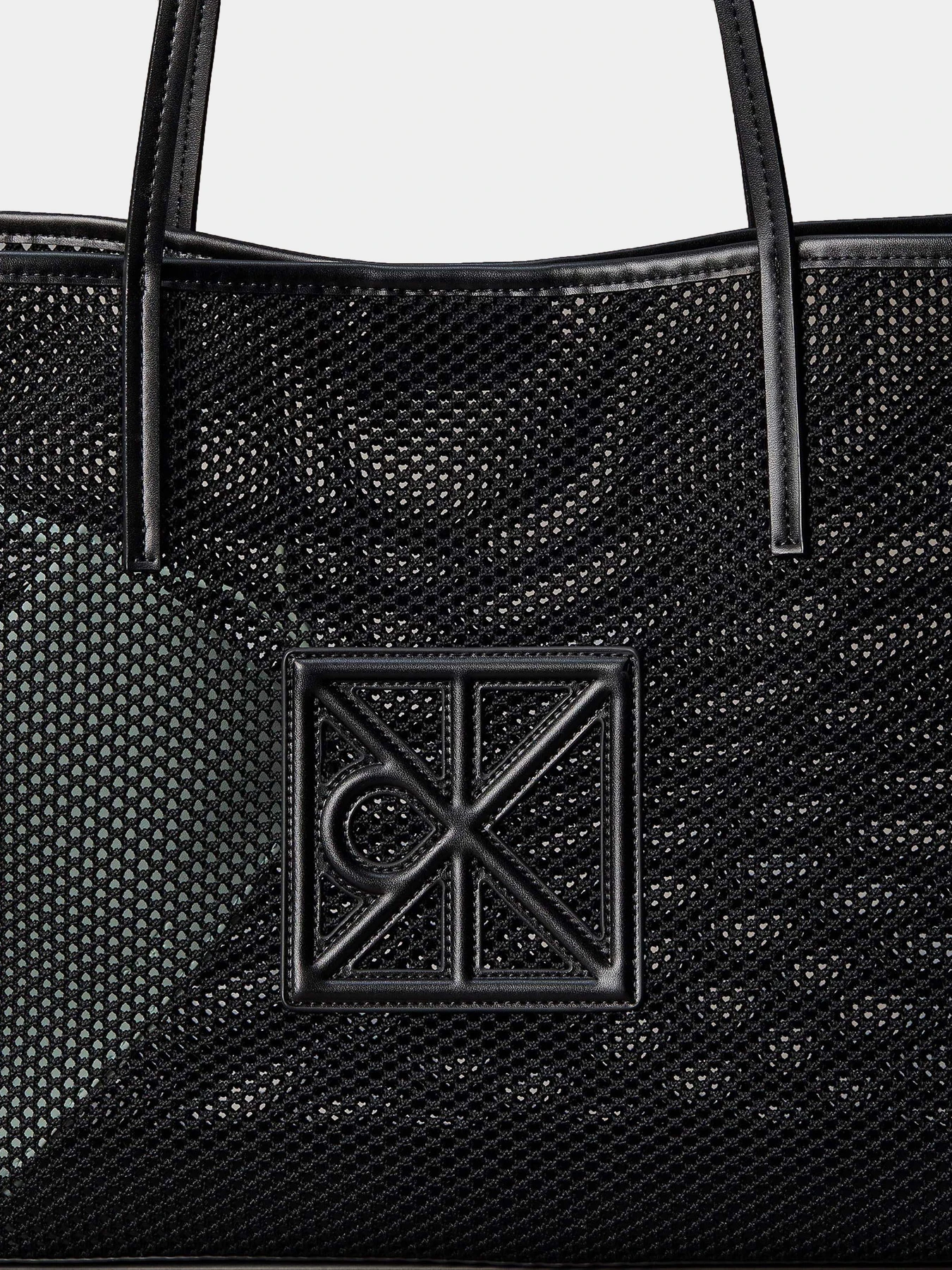 Сумки Calvin Klein EMBLEM MESH TOTE модель LV04F3380G-UB1 Сумки Calvin Klein EMBLEM MESH TOTE модель LV04F3380G-UB1 Фото