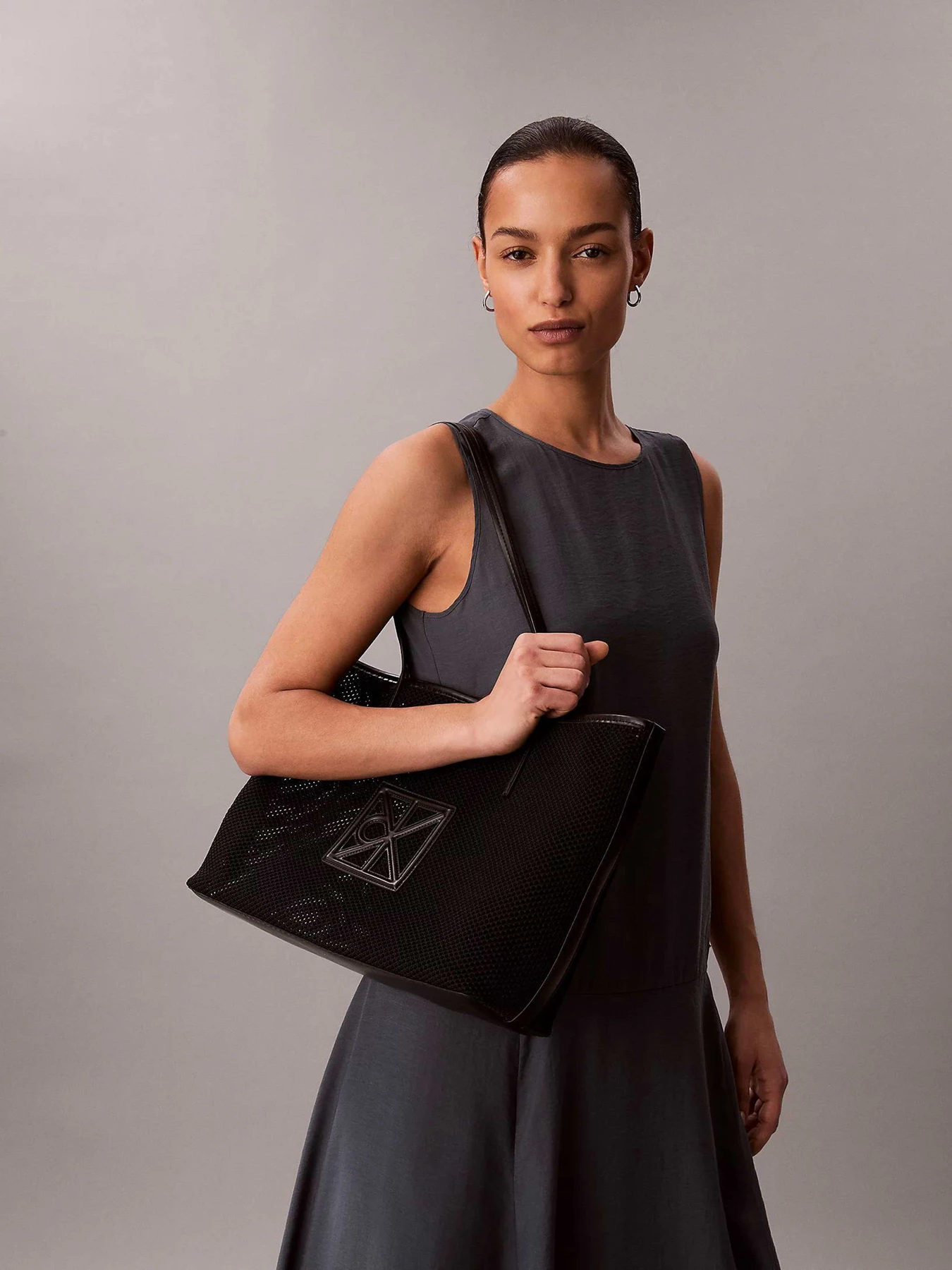 Сумки Calvin Klein EMBLEM MESH TOTE модель LV04F3380G-UB1 Сумки Calvin Klein EMBLEM MESH TOTE модель LV04F3380G-UB1 Фото