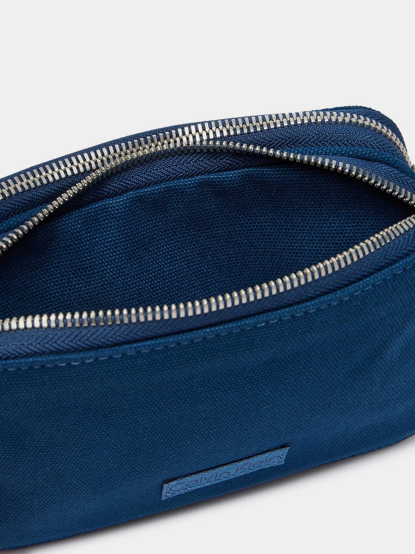 Сумки Calvin Klein WEBBING STRAP CANVAS CAMERA BA модель LV04F3385G-CFA Сумки Calvin Klein WEBBING STRAP CANVAS CAMERA BA модель LV04F3385G-CFA Фото