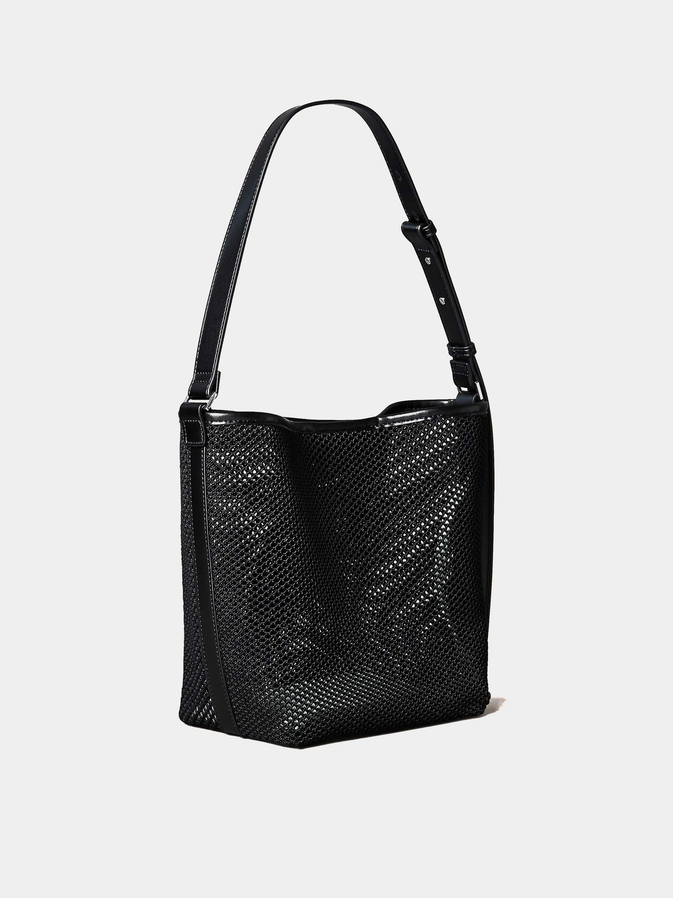 Сумки Calvin Klein EMBLEM MESH BUCKET модель LV04F3423G-UB1 Сумки Calvin Klein EMBLEM MESH BUCKET модель LV04F3423G-UB1 Фото