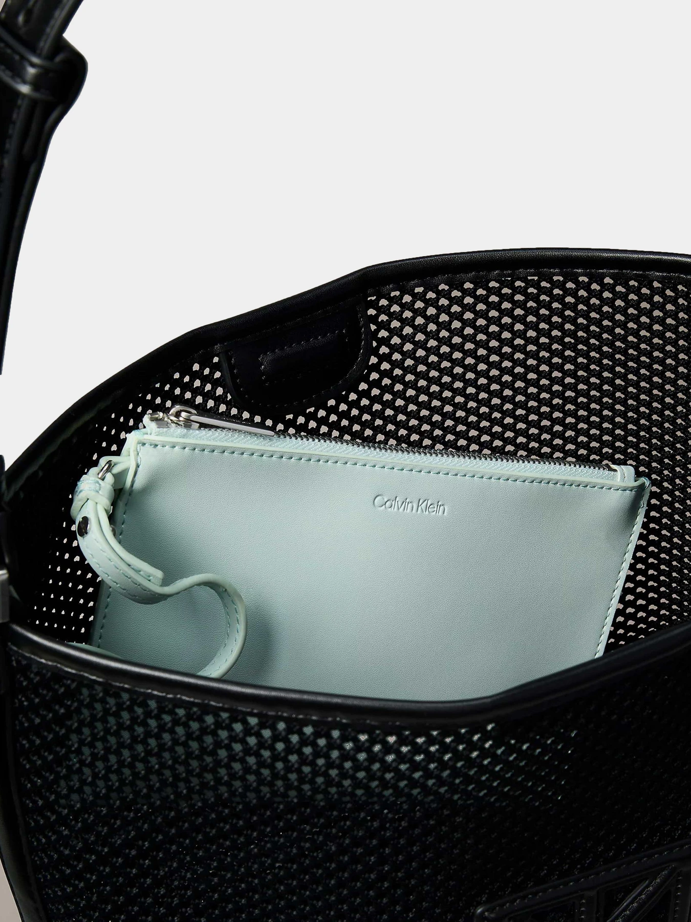Сумки Calvin Klein EMBLEM MESH BUCKET модель LV04F3423G-UB1 Сумки Calvin Klein EMBLEM MESH BUCKET модель LV04F3423G-UB1 Фото