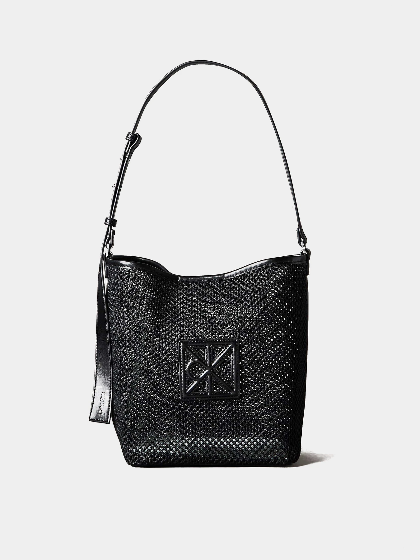 Сумки Calvin Klein EMBLEM MESH BUCKET модель LV04F3423G-UB1 Сумки Calvin Klein EMBLEM MESH BUCKET модель LV04F3423G-UB1 Фото