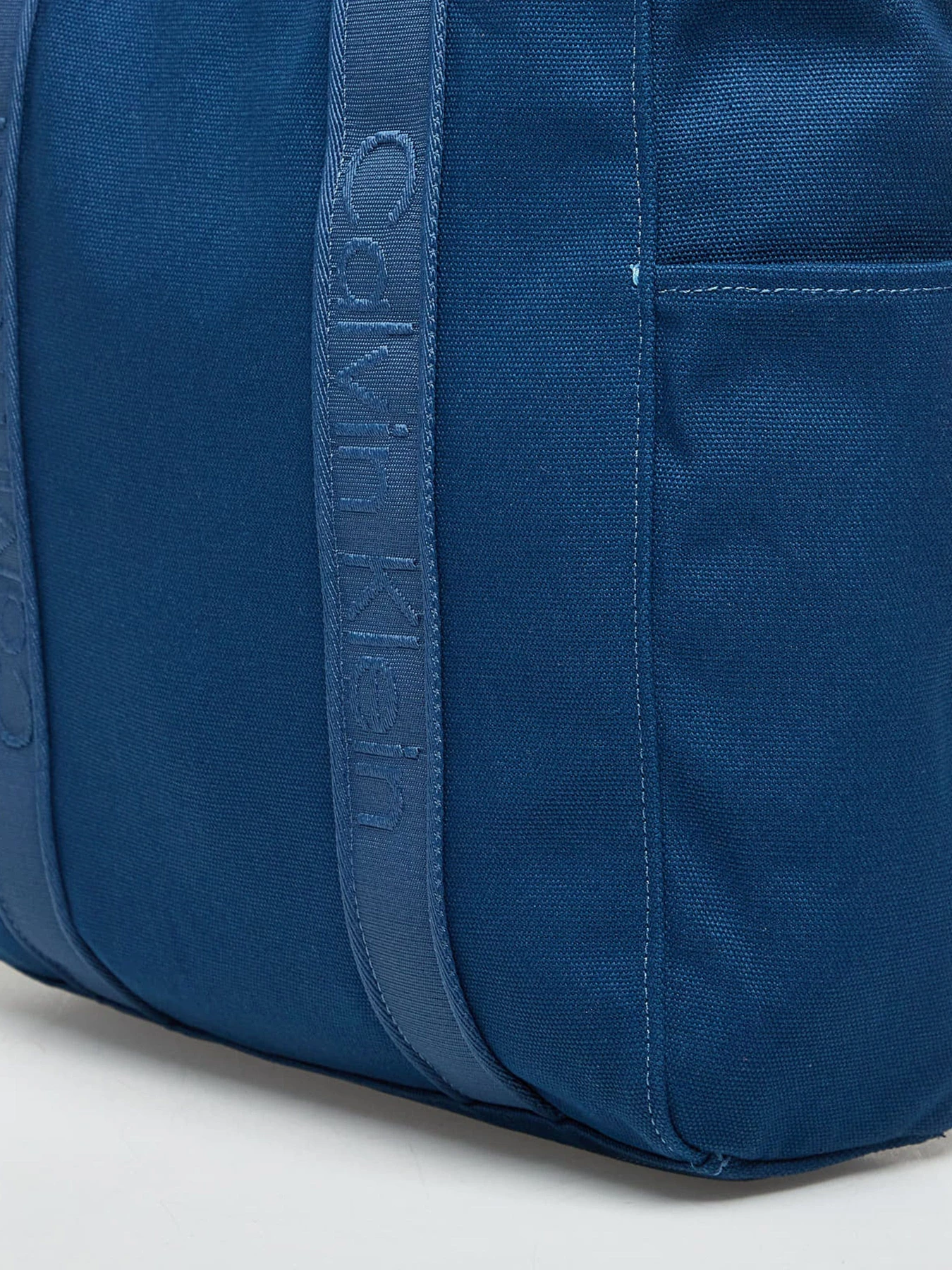 Сумки Calvin Klein WEBBING STRAP CANVAS TOTE модель LV04F3463G-CFA Сумки Calvin Klein WEBBING STRAP CANVAS TOTE модель LV04F3463G-CFA Фото