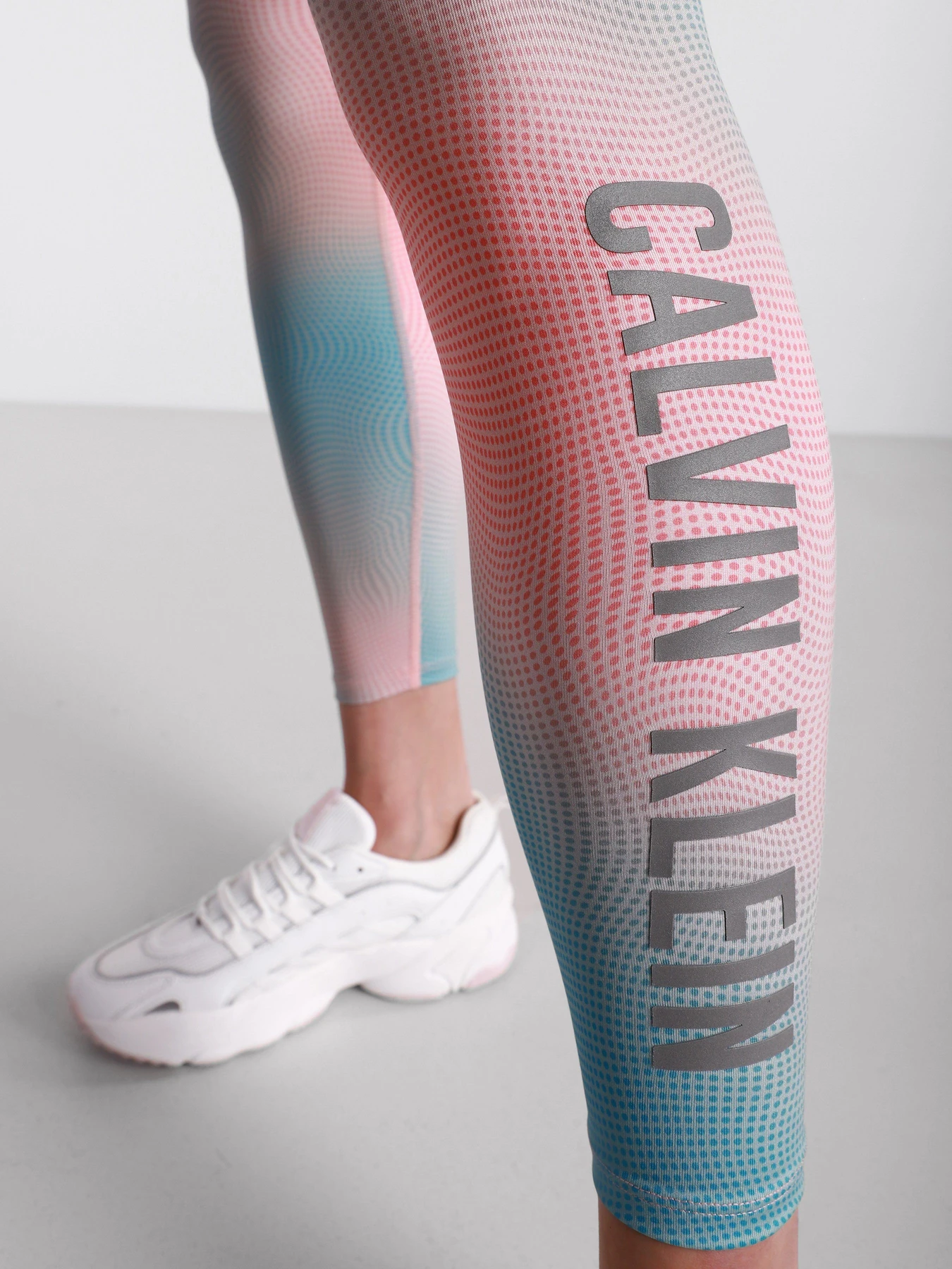 Брюки Calvin Klein модель 00GWS1L655-623 Брюки Calvin Klein модель 00GWS1L655-623 Фото
