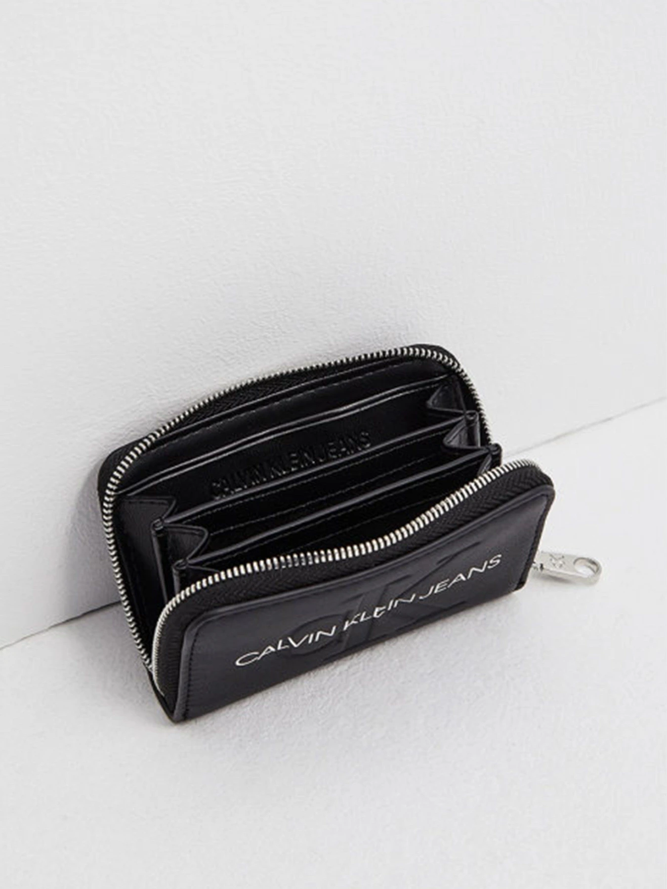 Гаманці Calvin Klein модель K60K608007_BDS0 Гаманці Calvin Klein модель K60K608007_BDS0 Фото