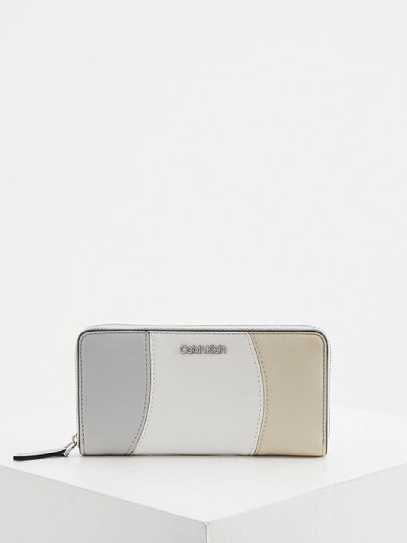 Кошельки Calvin Klein модель K60K608120_03A0 Кошельки Calvin Klein модель K60K608120_03A0 Фото