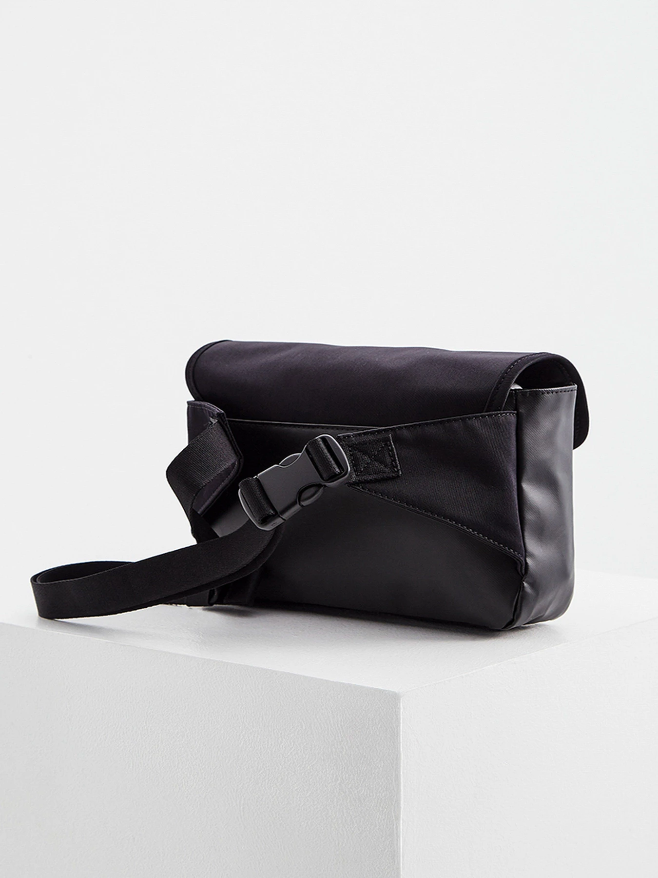 Сумки Calvin Klein модель K50K506360_BDS0 Сумки Calvin Klein модель K50K506360_BDS0 Фото