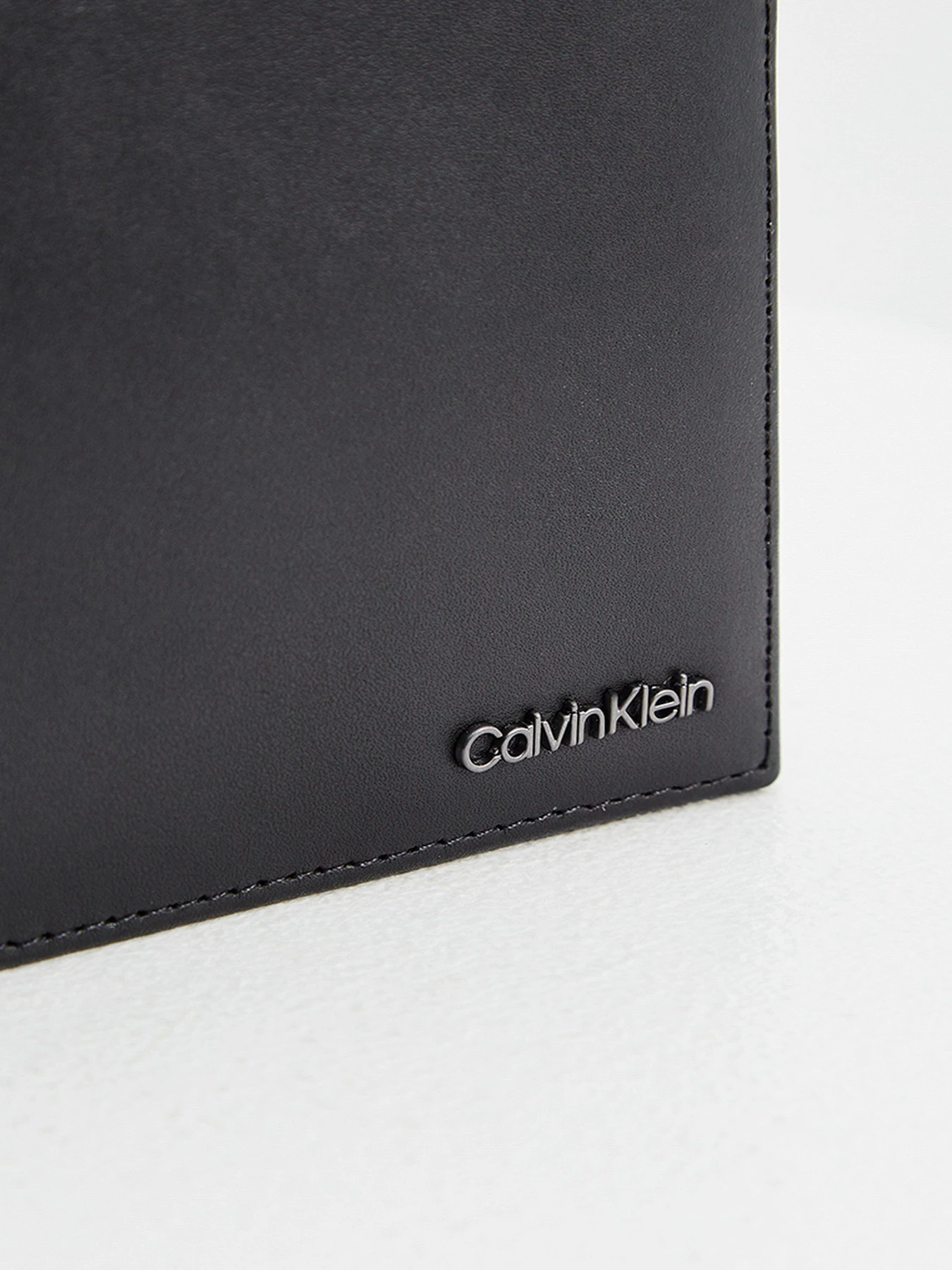 Гаманці Calvin Klein модель K50K506386_BAX0 Гаманці Calvin Klein модель K50K506386_BAX0 Фото