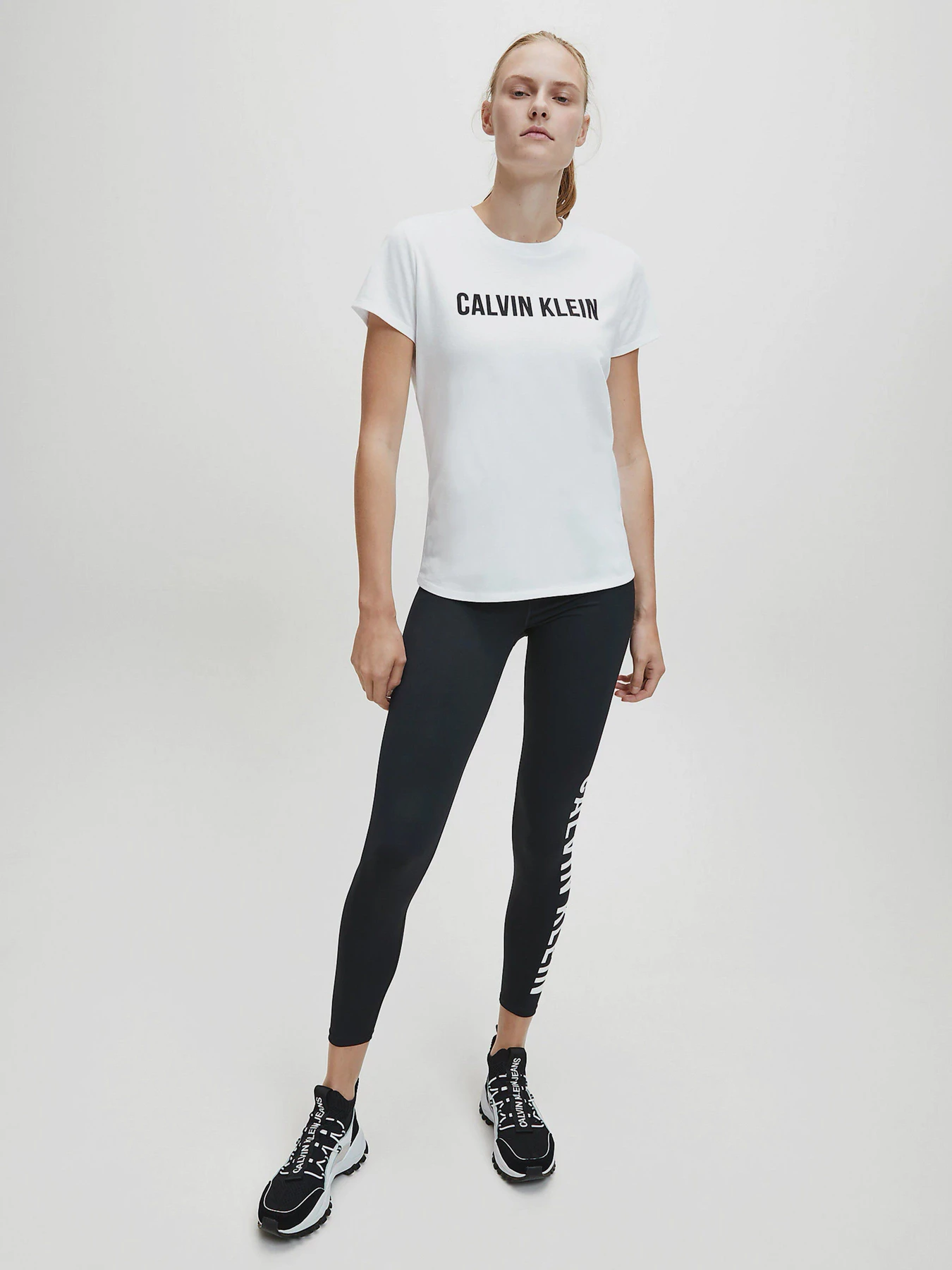 Футболки и поло Calvin Klein модель 00GWF0K141-100 Футболки и поло Calvin Klein модель 00GWF0K141-100 Фото