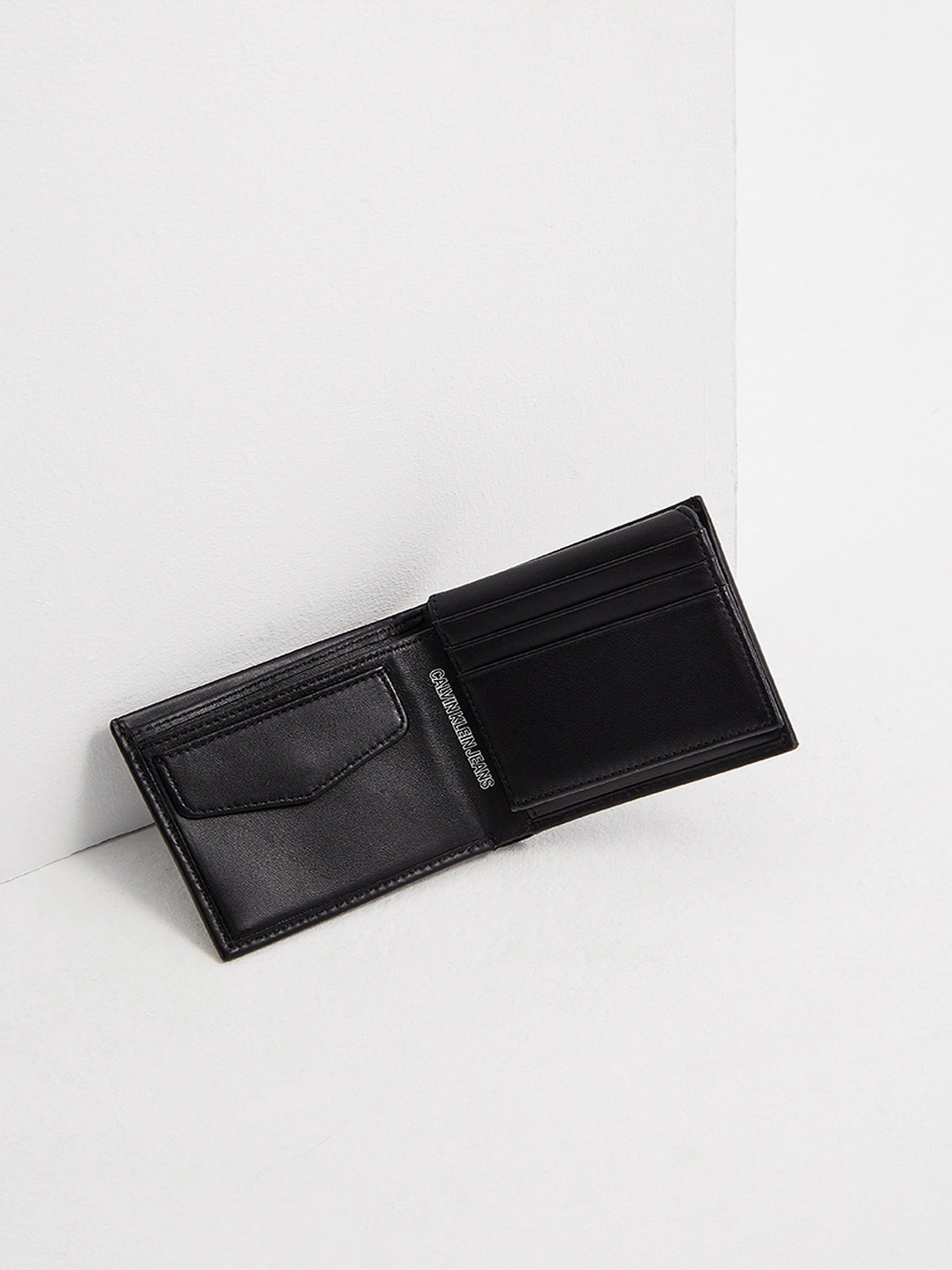 Гаманці Calvin Klein модель K50K506805_BDS0 Гаманці Calvin Klein модель K50K506805_BDS0 Фото