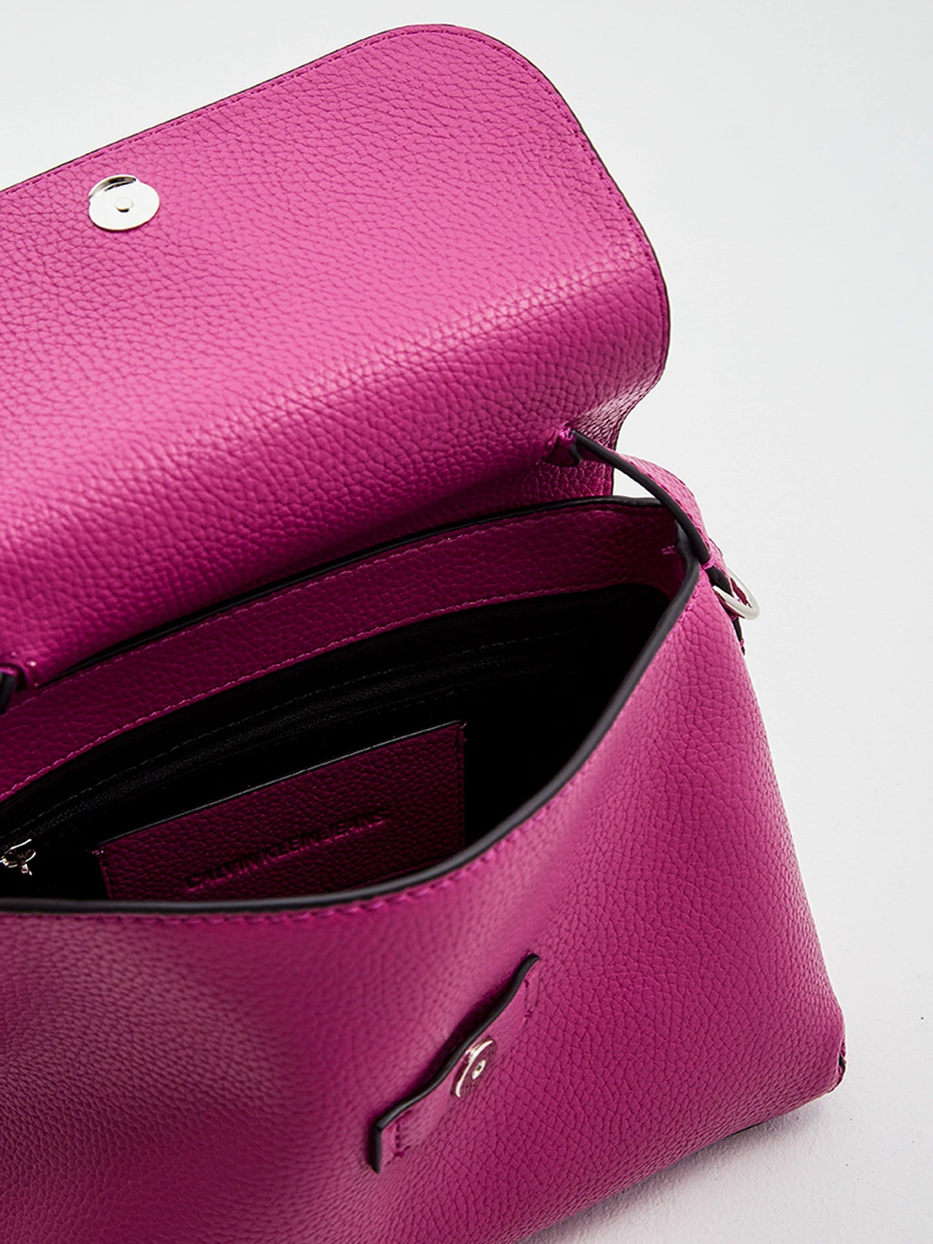 Сумки Calvin Klein модель K60K607480_VIB0 Сумки Calvin Klein модель K60K607480_VIB0 Фото