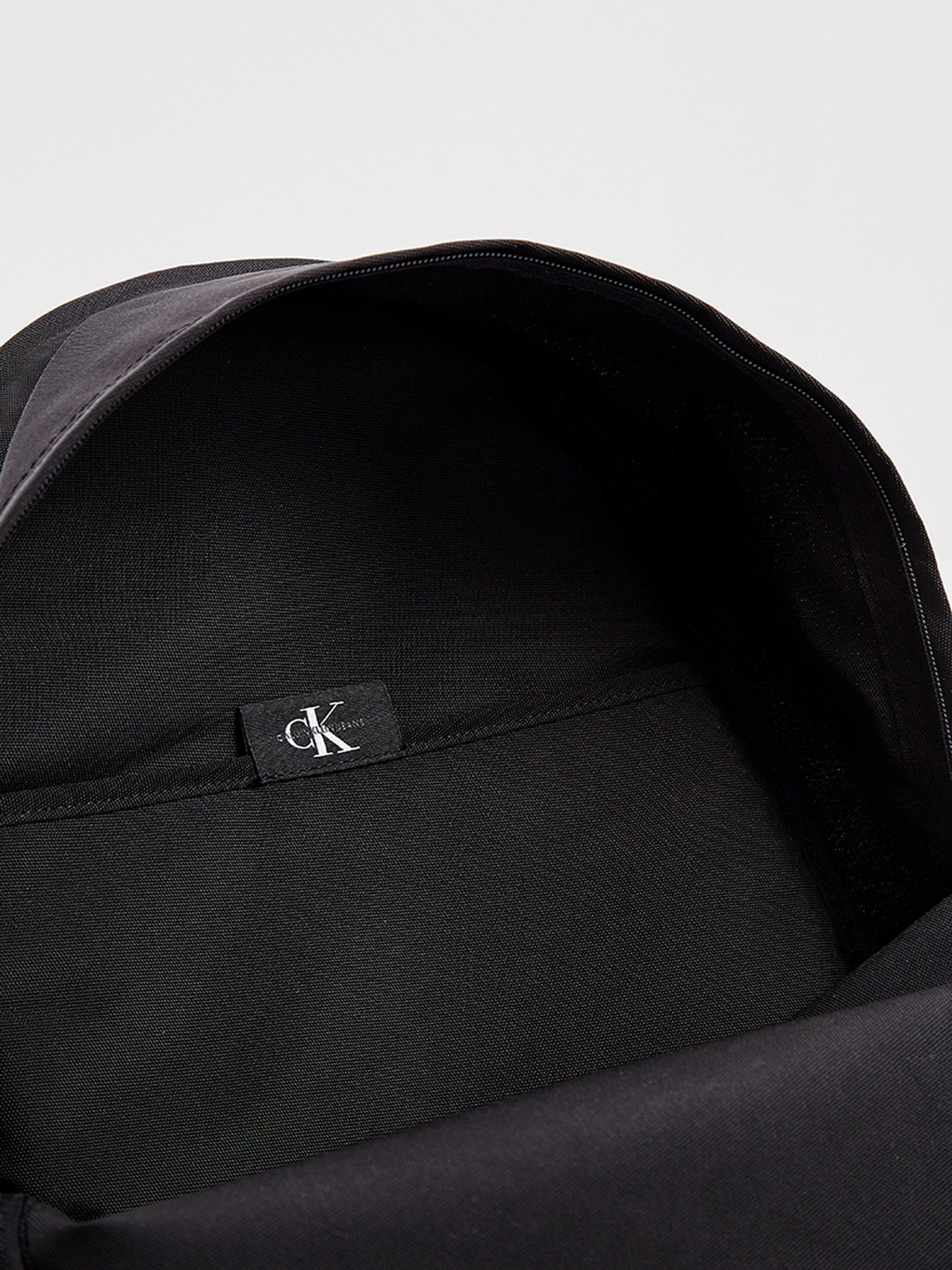 Рюкзаки Calvin Klein Round BP40 модель K60K607576_BDS0 Фото