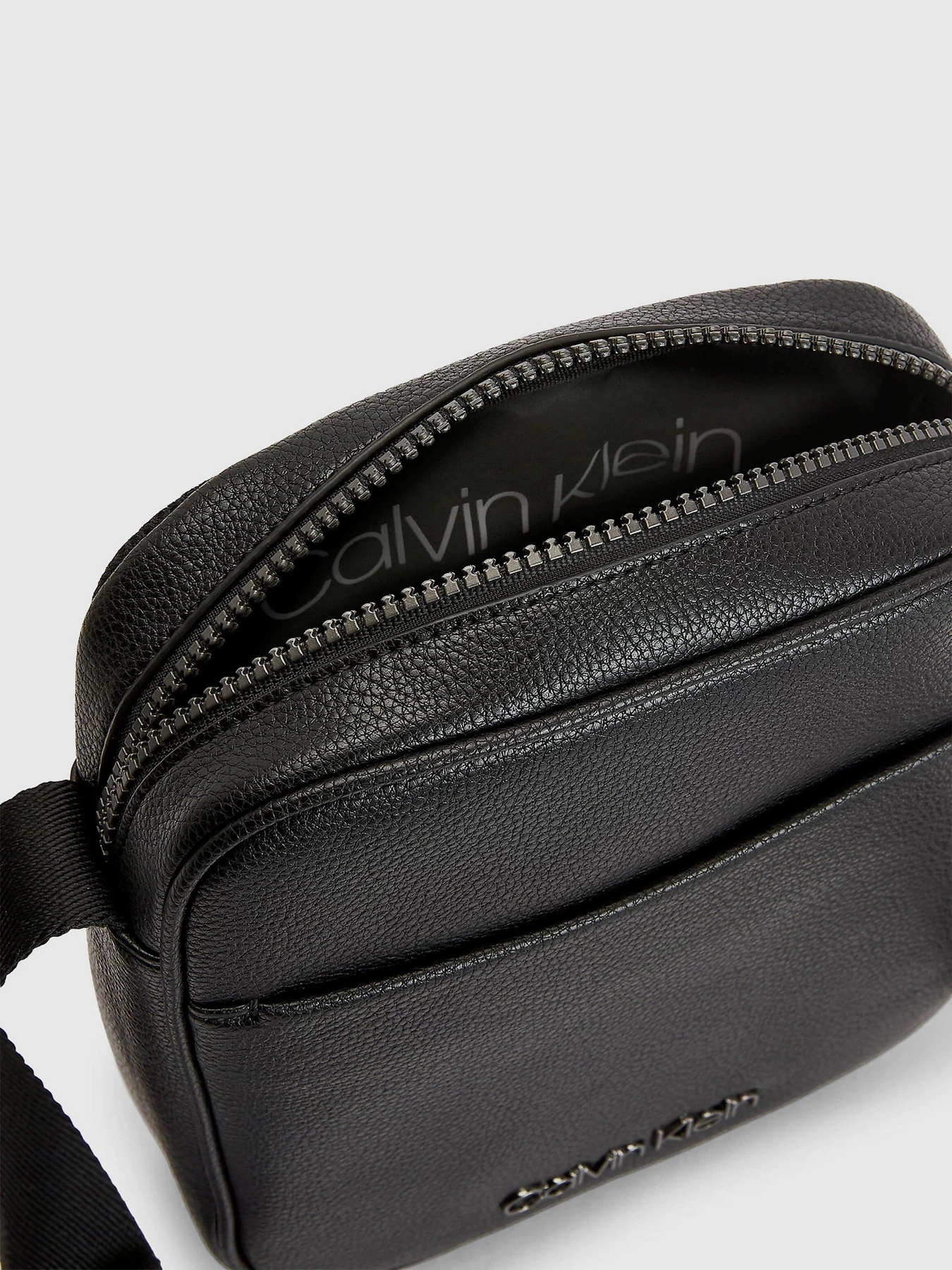 Сумки Calvin Klein модель K50K506314_BAX Сумки Calvin Klein модель K50K506314_BAX Фото