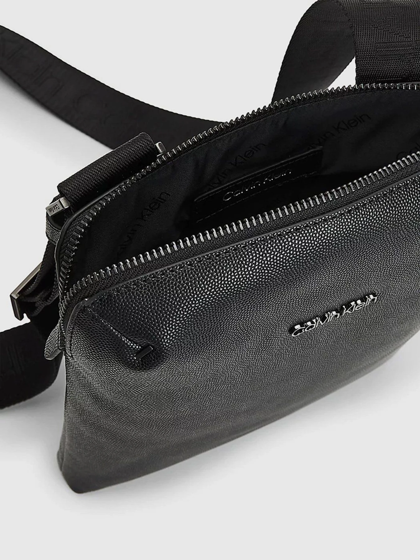 Сумки Calvin Klein модель K50K507957_BAX Фото