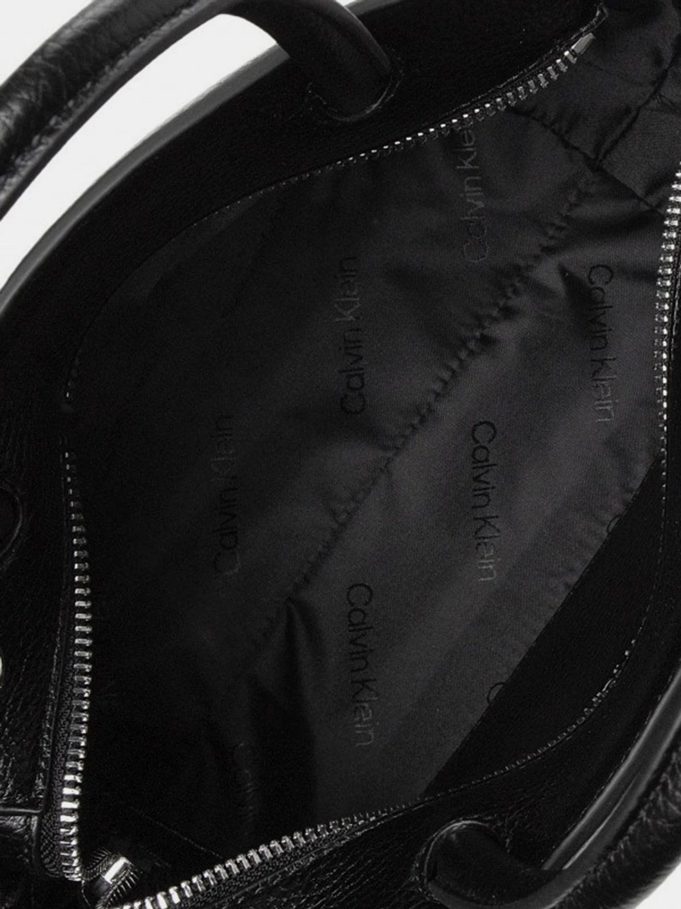 Сумки Calvin Klein модель K60K608726_BAX Сумки Calvin Klein модель K60K608726_BAX Фото