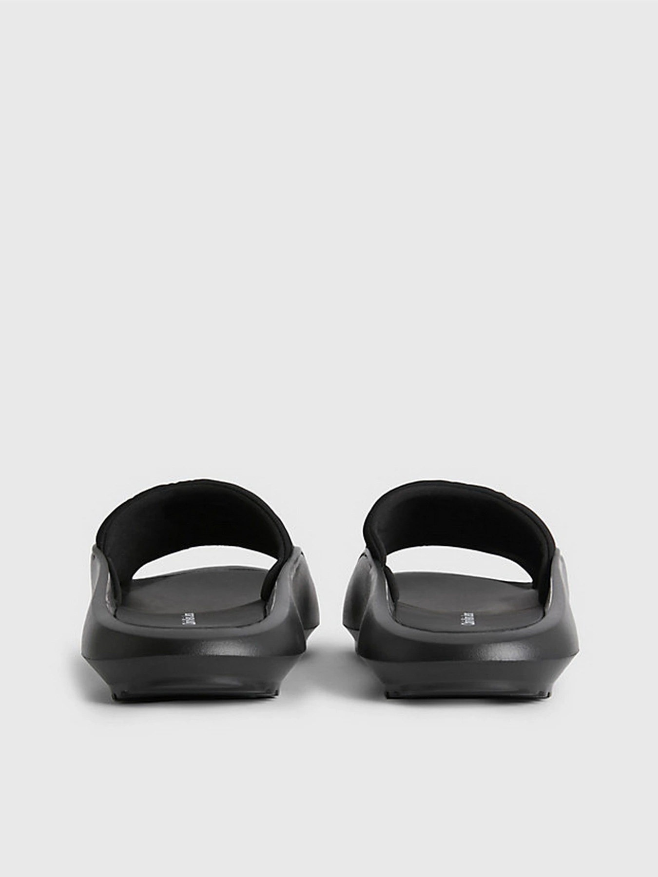 Шлёпанцы Calvin Klein модель YM0YM00645-0GM Шлёпанцы Calvin Klein модель YM0YM00645-0GM Фото
