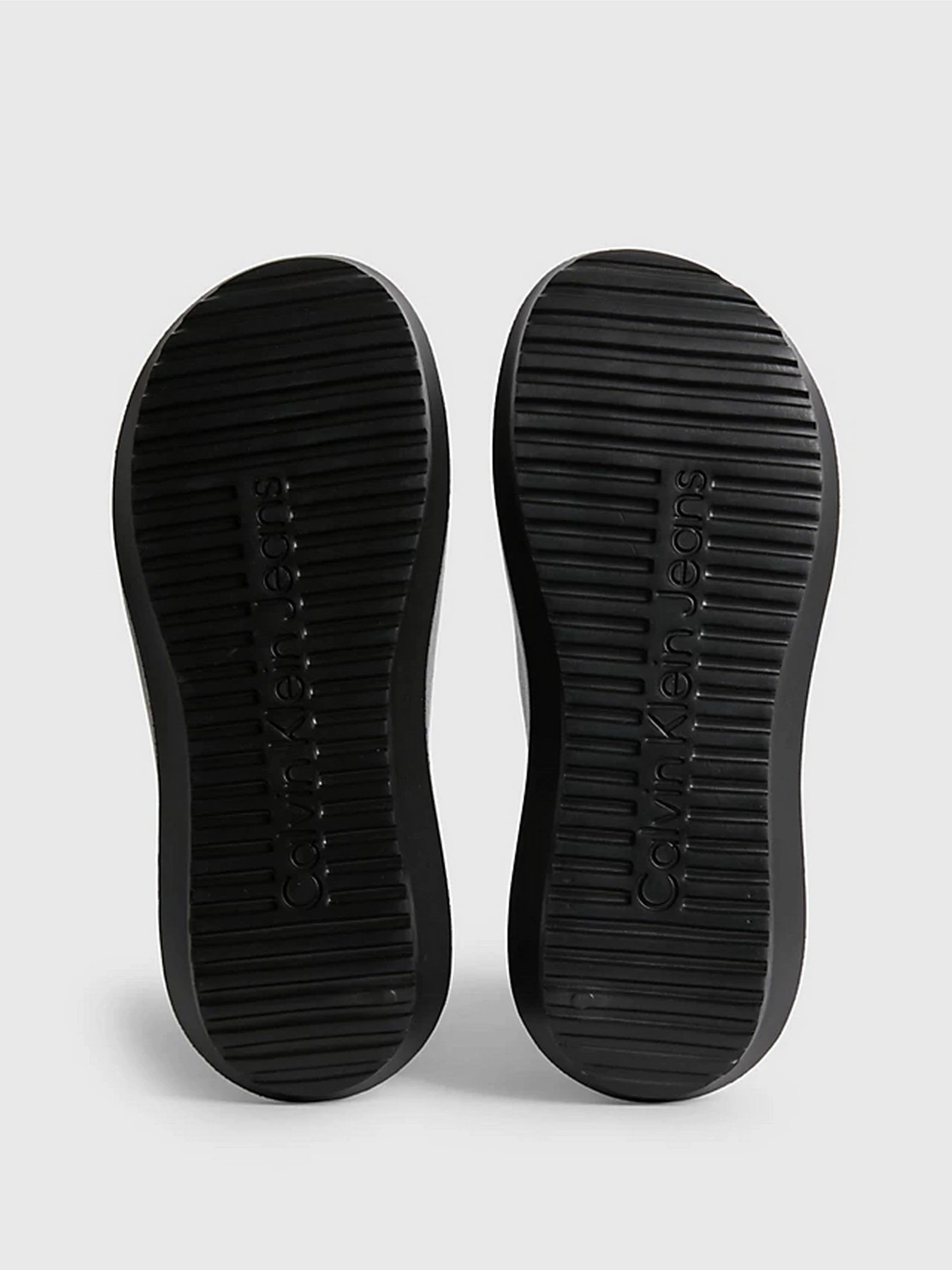 Шлёпанцы Calvin Klein модель YM0YM00645-0GM Шлёпанцы Calvin Klein модель YM0YM00645-0GM Фото