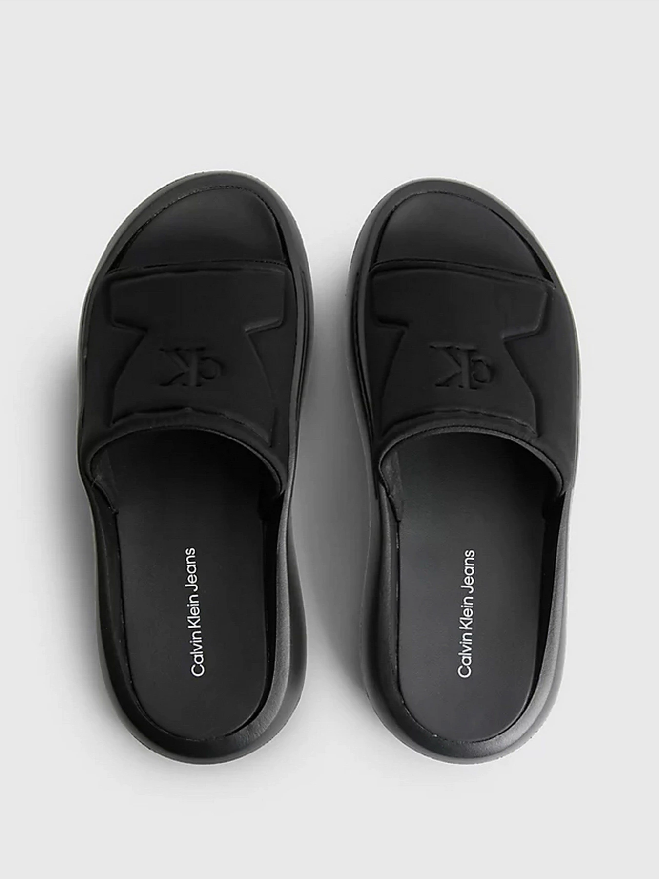 Шлёпанцы Calvin Klein модель YM0YM00645-0GM Шлёпанцы Calvin Klein модель YM0YM00645-0GM Фото
