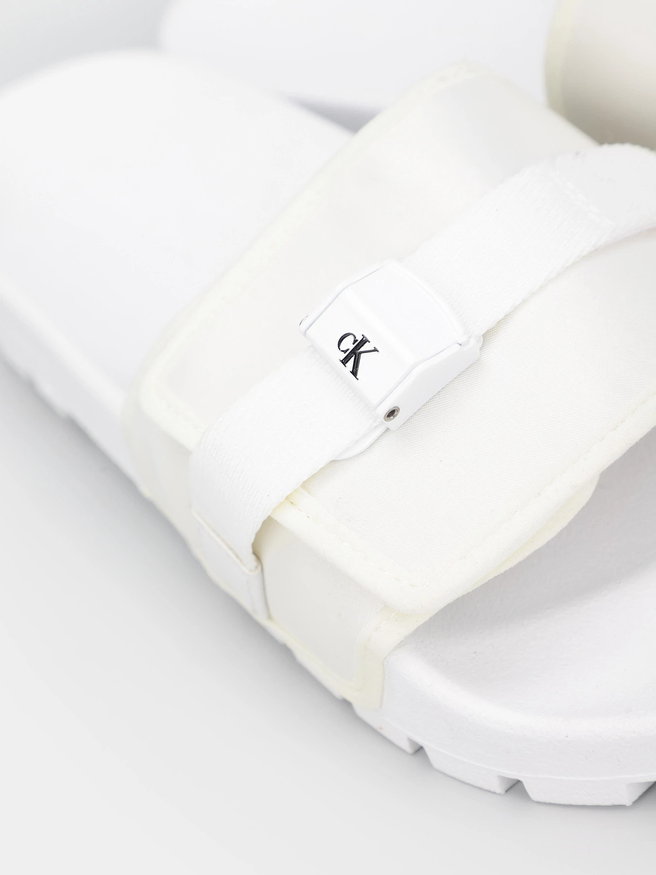 Шлёпанцы Calvin Klein Truck Slide Velcro модель YM0YM00693-0LA Шлёпанцы Calvin Klein Truck Slide Velcro модель YM0YM00693-0LA Фото