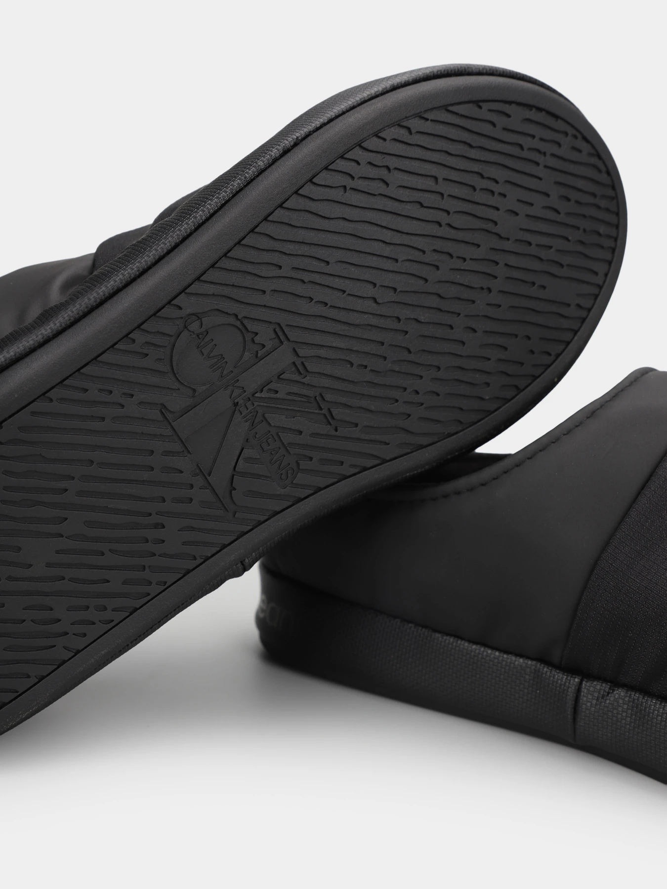 Тапки Calvin Klein Home Slipper Mono модель YM0YM00840-0GT Тапки Calvin Klein Home Slipper Mono модель YM0YM00840-0GT Фото