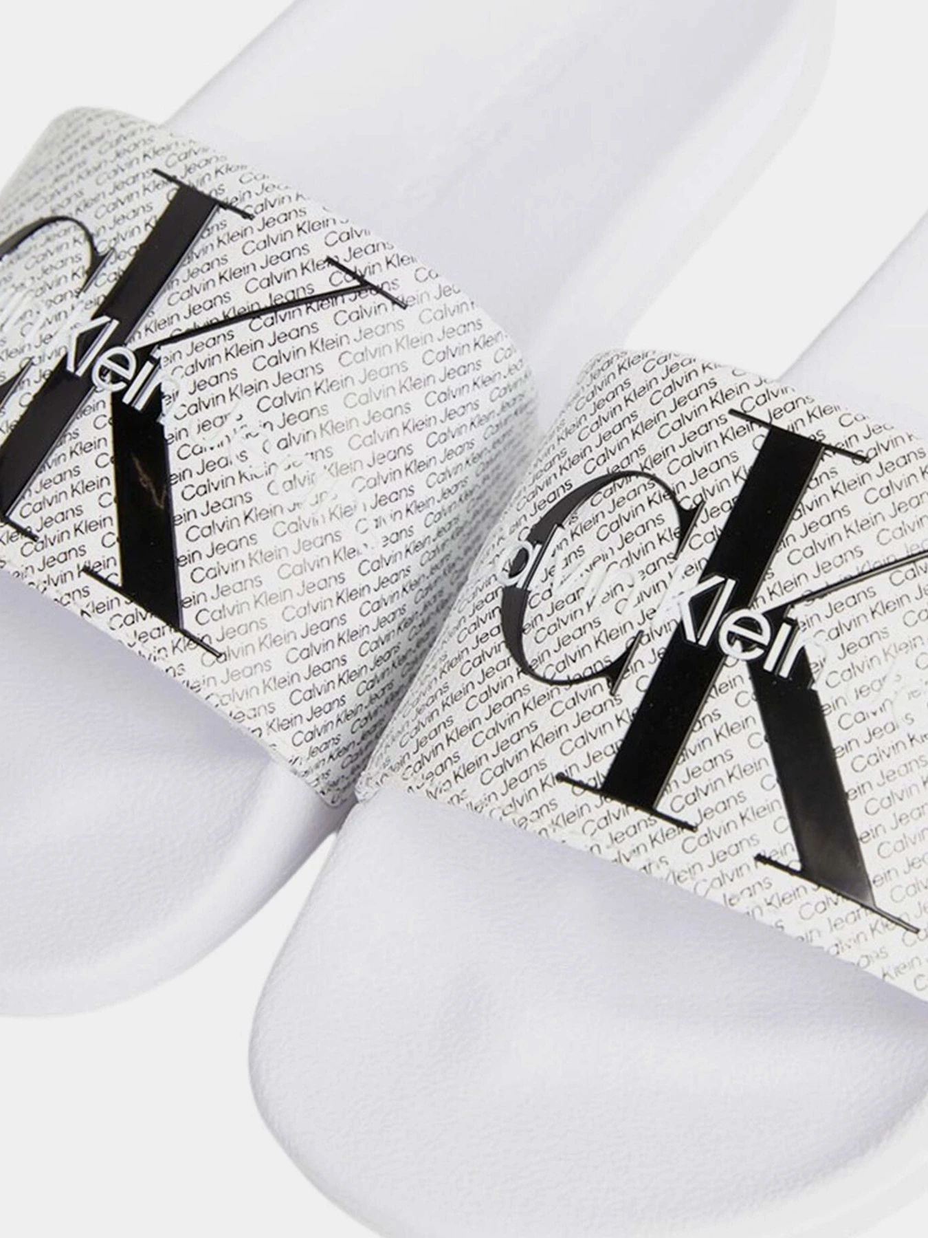 Шльопанці Calvin Klein Slide Aop модель YM0YM00955-01W Шльопанці Calvin Klein Slide Aop модель YM0YM00955-01W Фото
