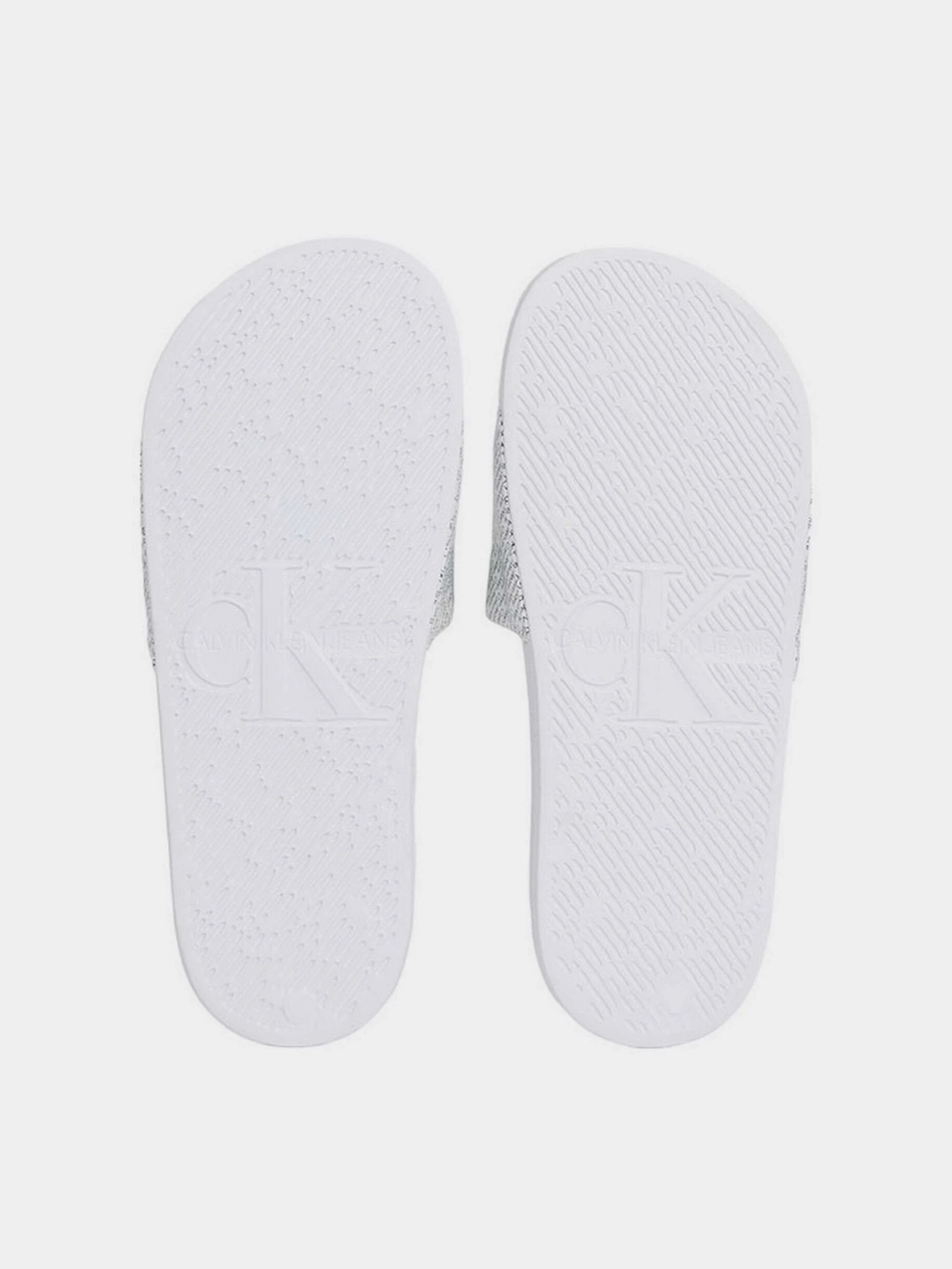 Шльопанці Calvin Klein Slide Aop модель YM0YM00955-01W Шльопанці Calvin Klein Slide Aop модель YM0YM00955-01W Фото