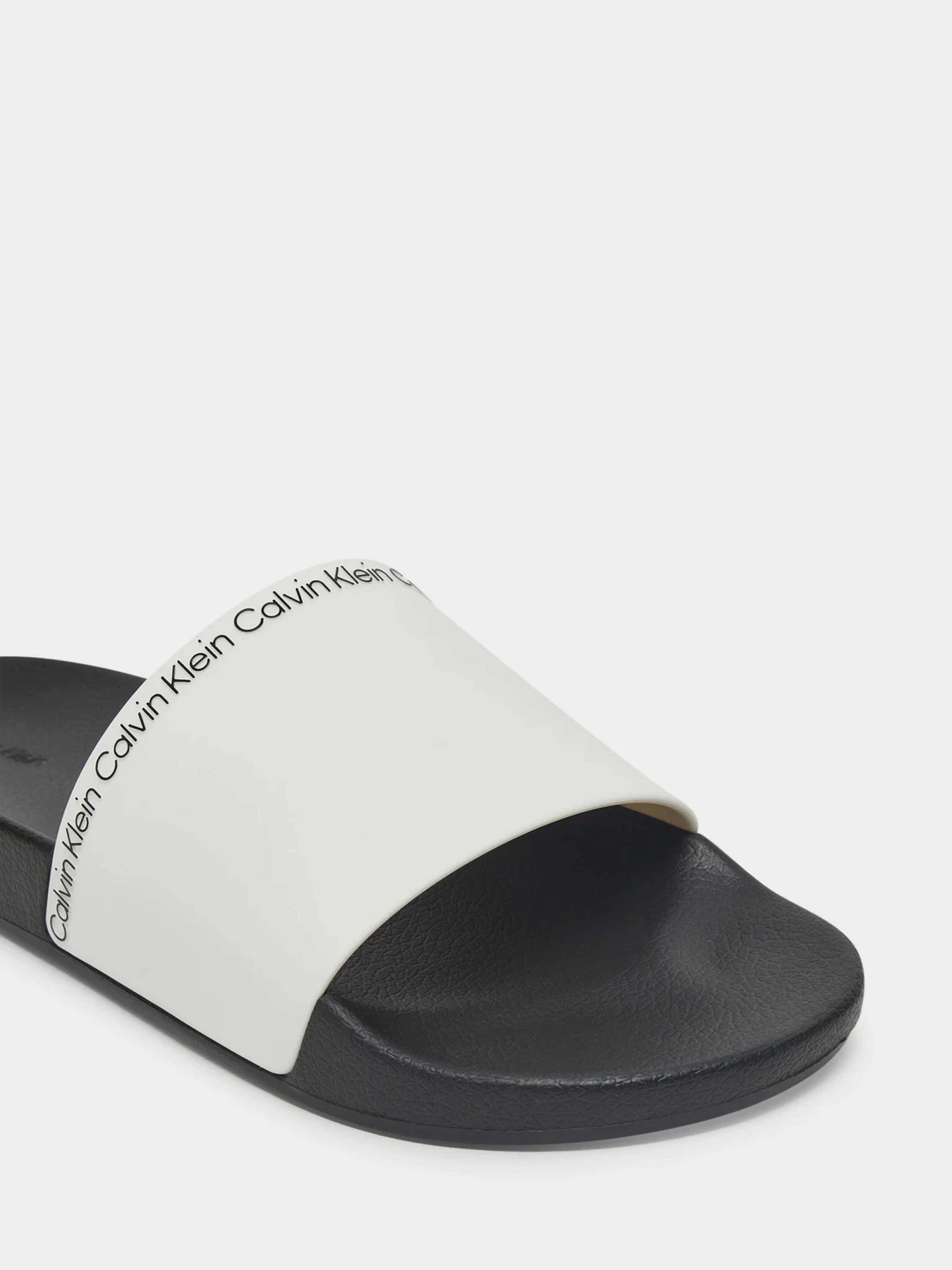 Шлёпанцы Calvin Klein модель HM0HM00981-03A Шлёпанцы Calvin Klein модель HM0HM00981-03A Фото