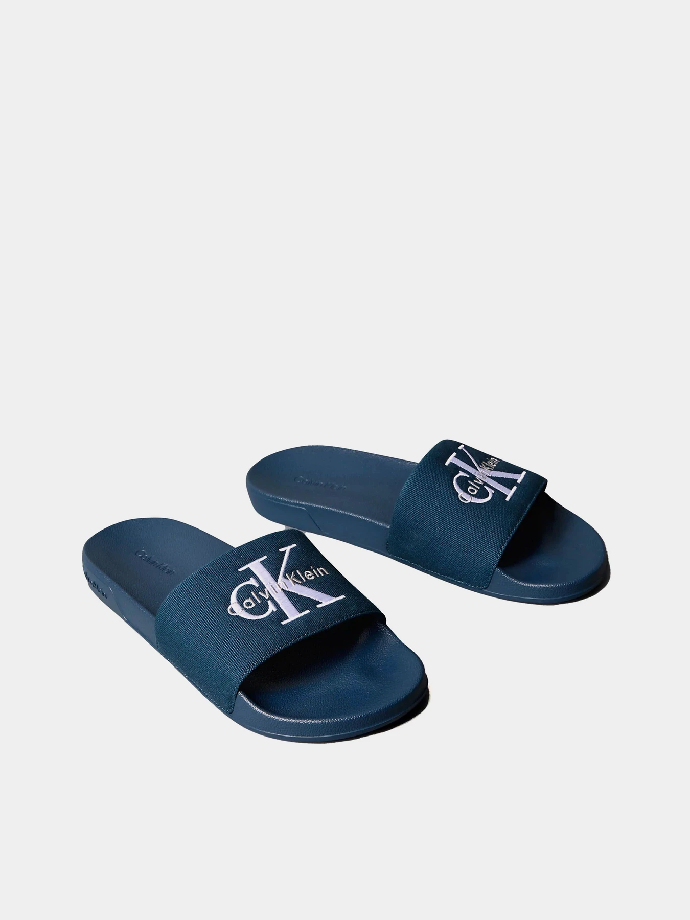 Шлёпанцы Calvin Klein ESS SLIDE CV модель YM0YM01393-BAI Фото