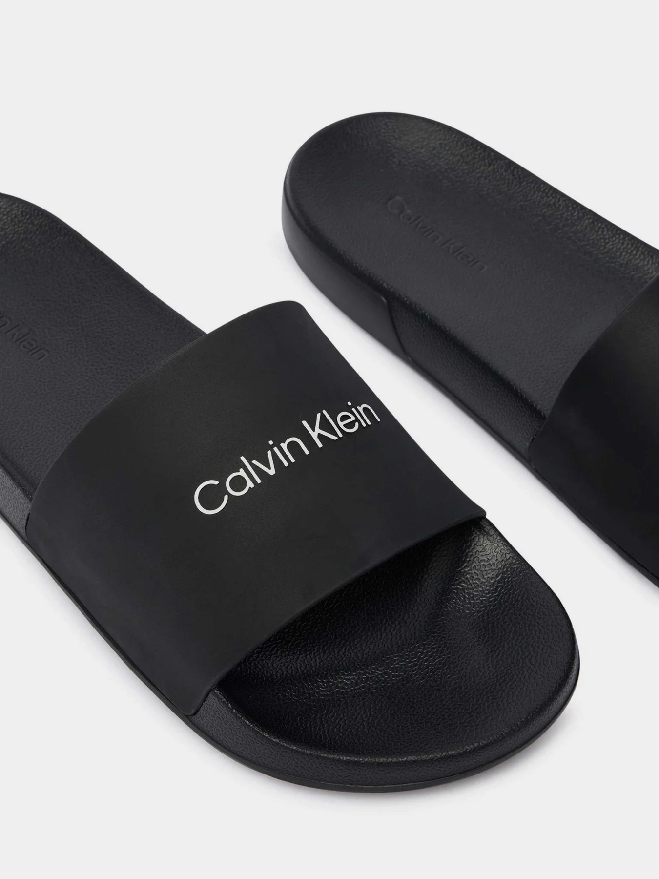 Шлёпанцы Calvin Klein ESS SLIDE MONOBRAND CV модель HM0HM02107-0GJ Шлёпанцы Calvin Klein ESS SLIDE MONOBRAND CV модель HM0HM02107-0GJ Фото