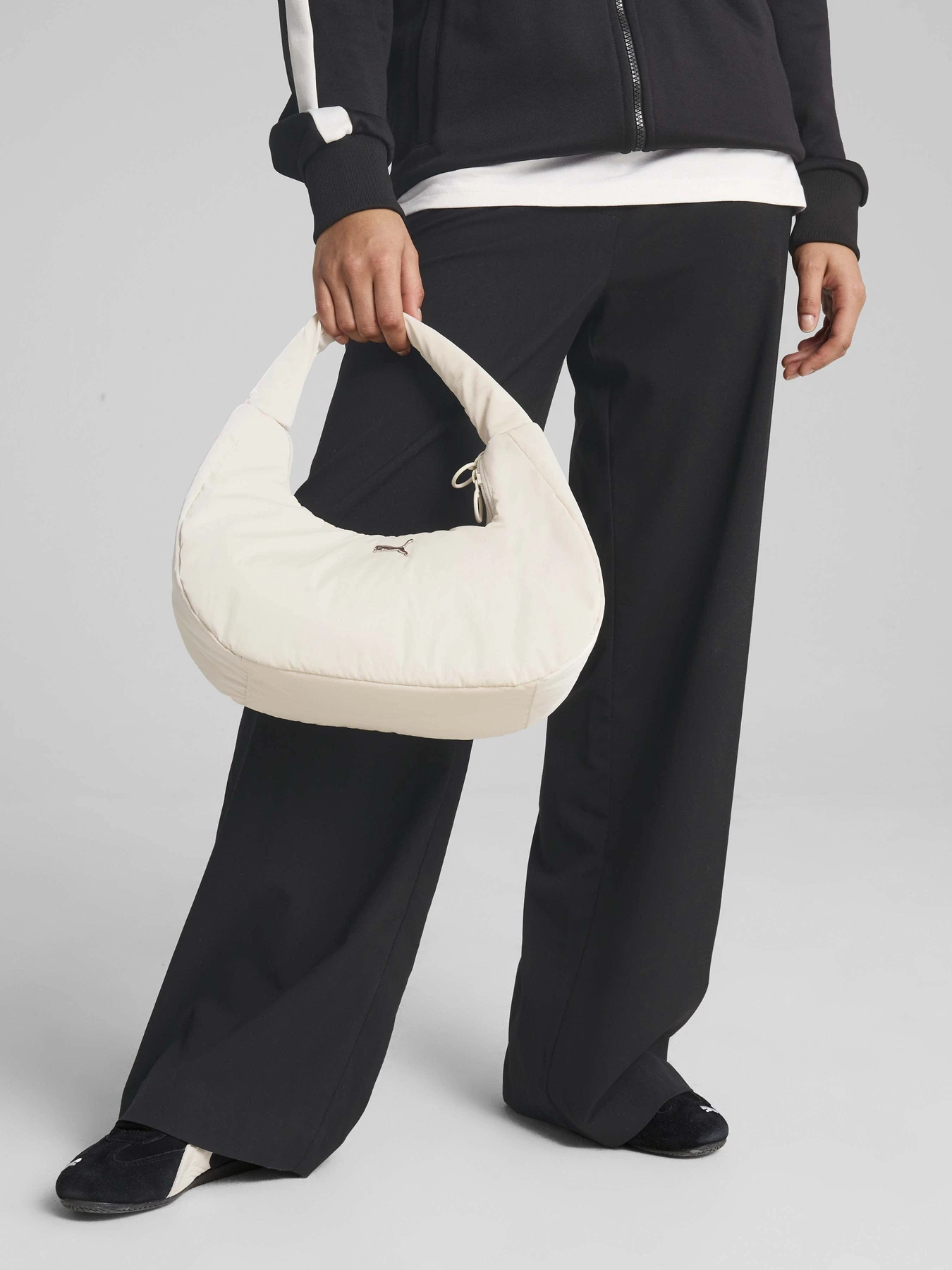 Сумки PUMA UP HOBO 5.5L модель 09129902 Сумки PUMA UP HOBO 5.5L модель 09129902 Фото
