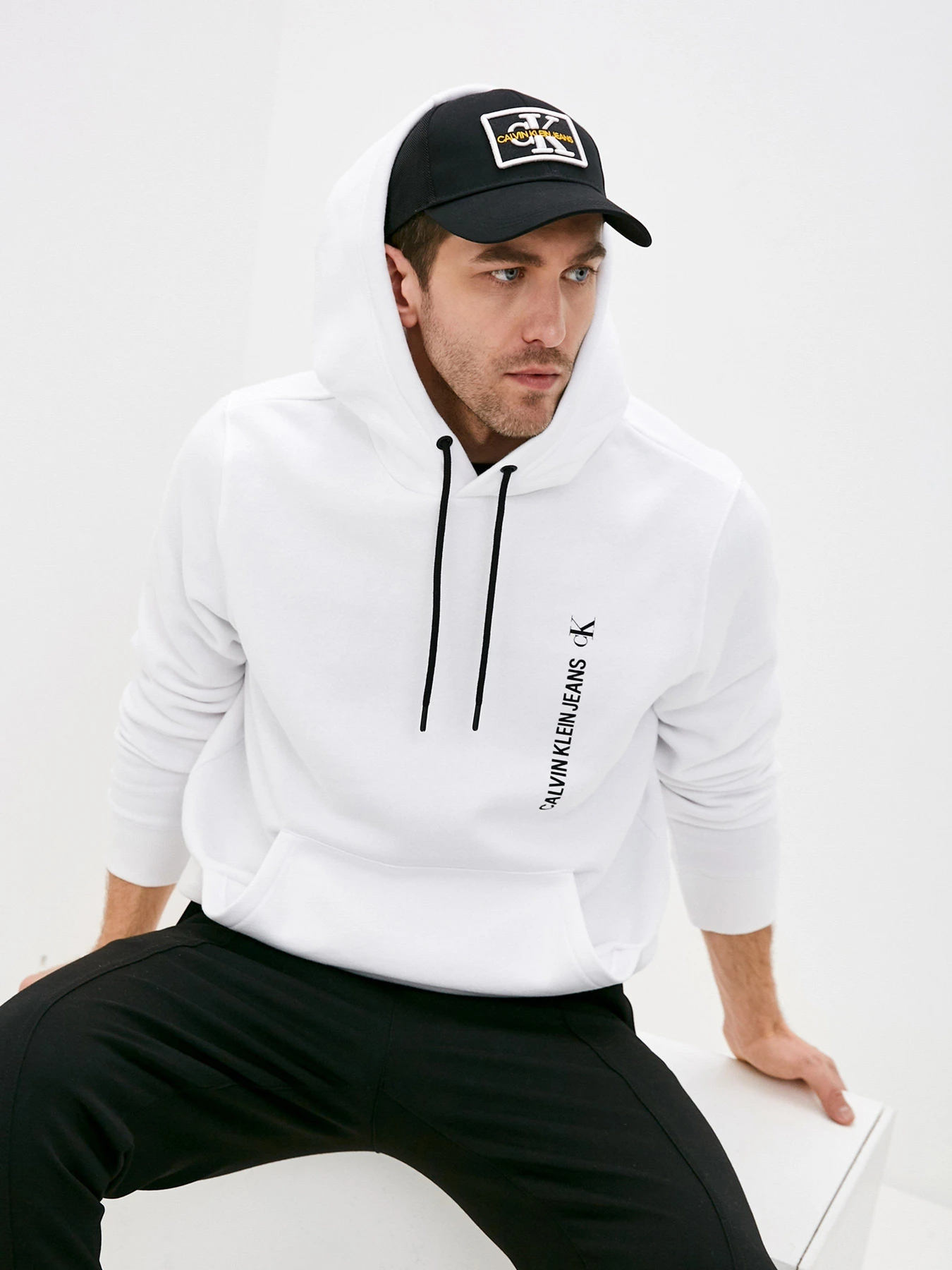 Худи и свитшоты Calvin Klein Jeans модель J30J317670_YAF Худи и свитшоты Calvin Klein Jeans модель J30J317670_YAF Фото