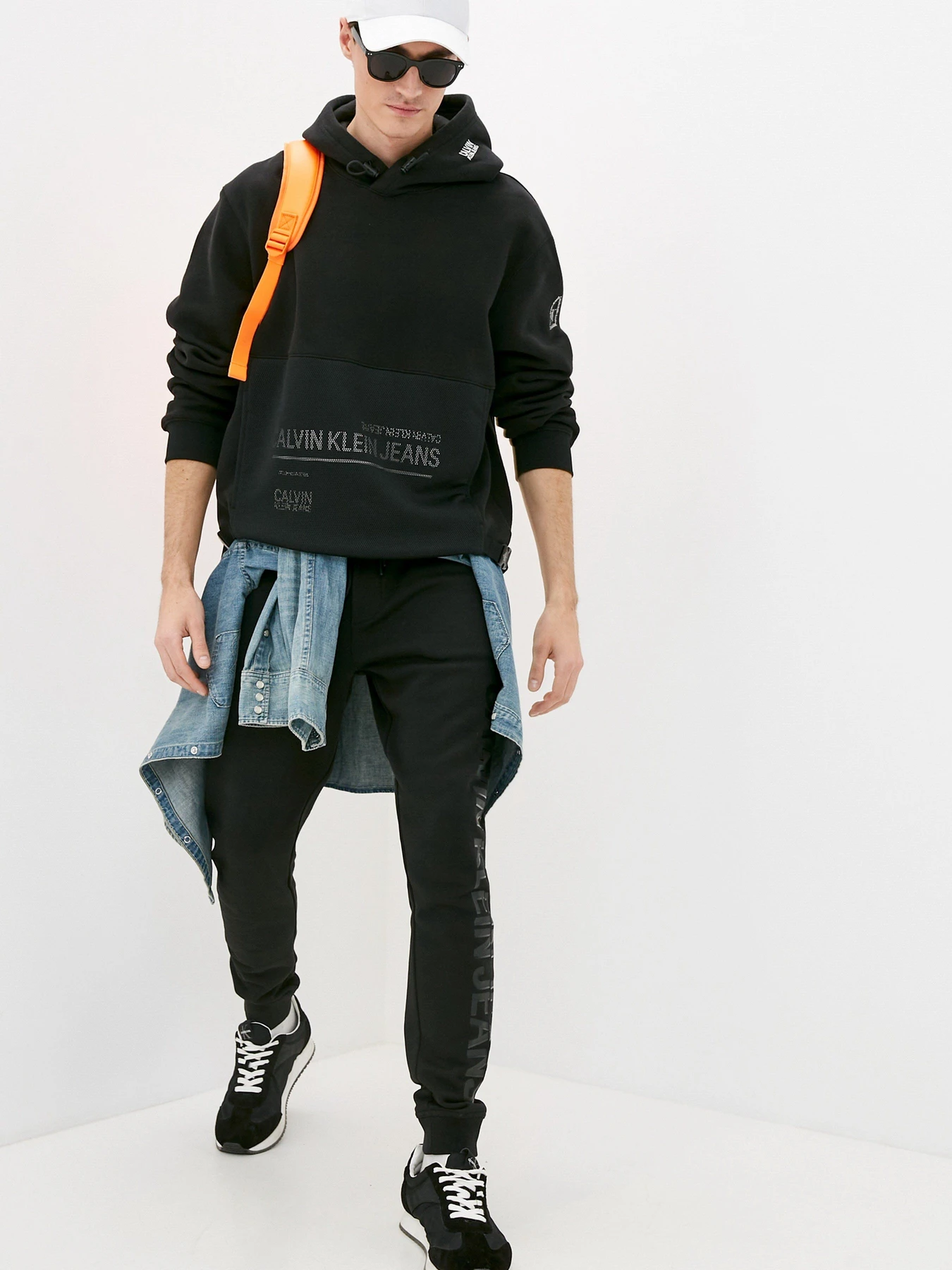 Худи и свитшоты Calvin Klein Jeans модель J30J318142_BEH Худи и свитшоты Calvin Klein Jeans модель J30J318142_BEH Фото