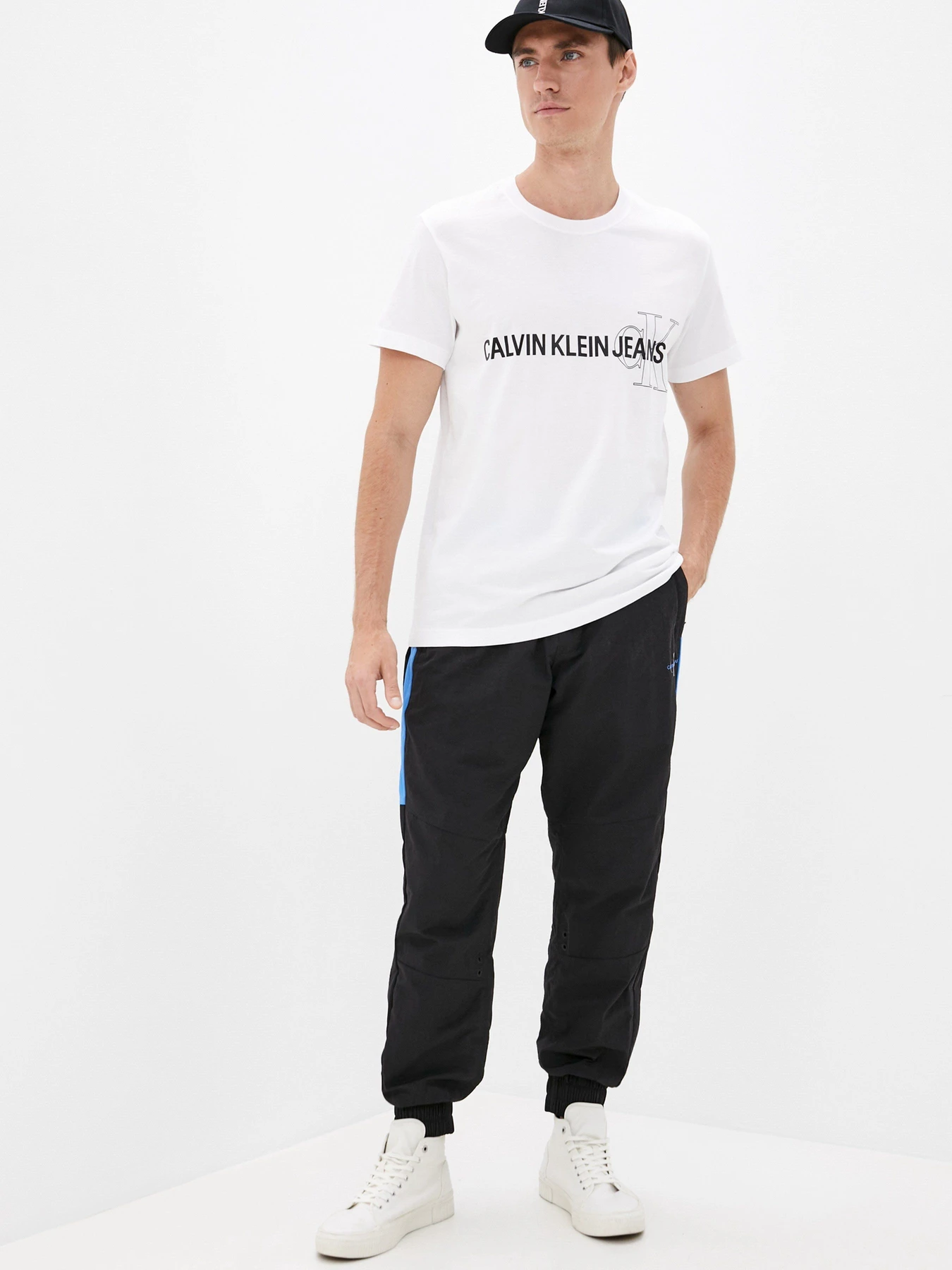 Футболки и поло Calvin Klein Jeans модель J30J318208_YAF Футболки и поло Calvin Klein Jeans модель J30J318208_YAF Фото