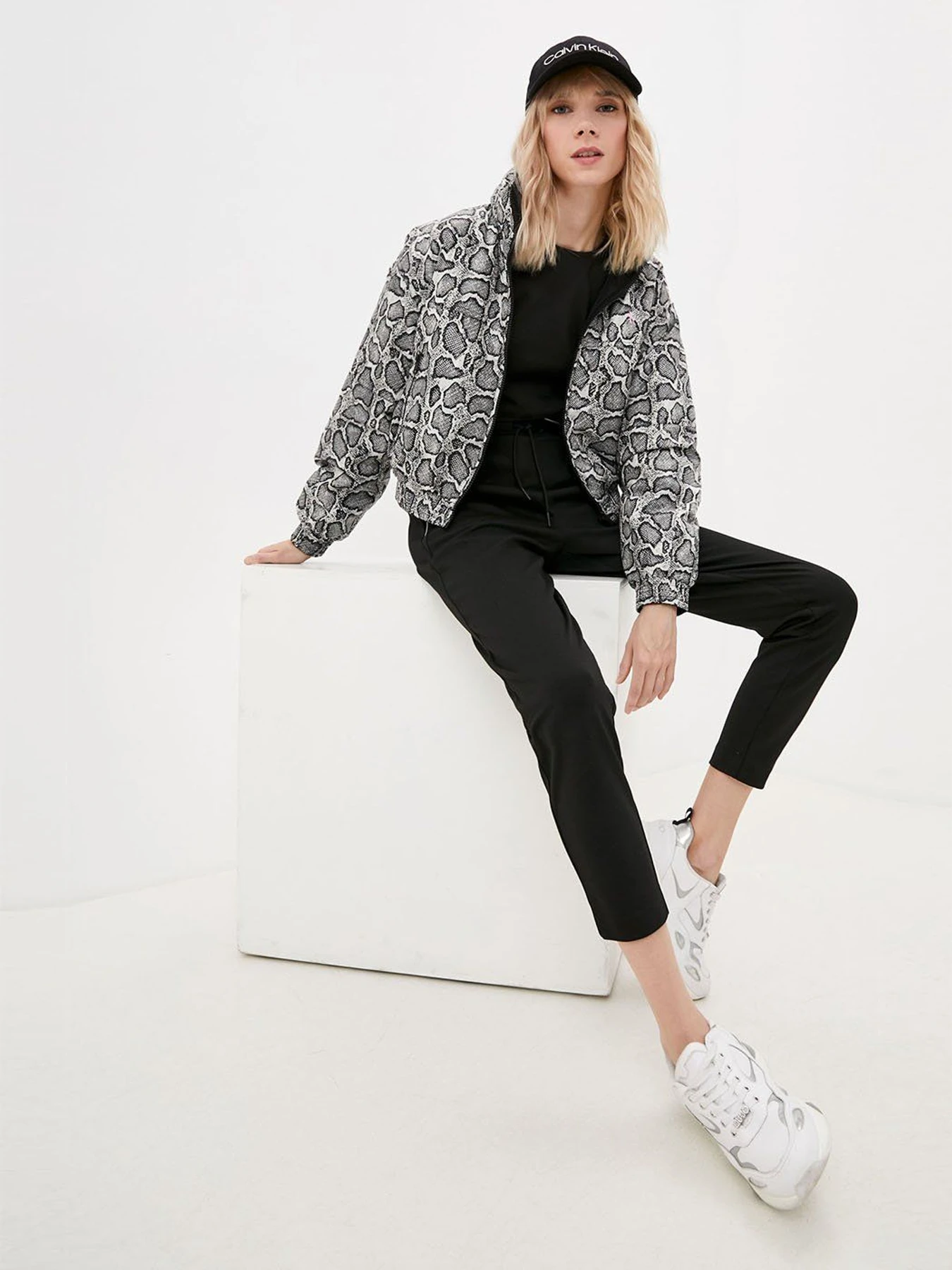 Куртки и дубленки Calvin Klein Jeans модель J20J216258_BEH Куртки и дубленки Calvin Klein Jeans модель J20J216258_BEH Фото