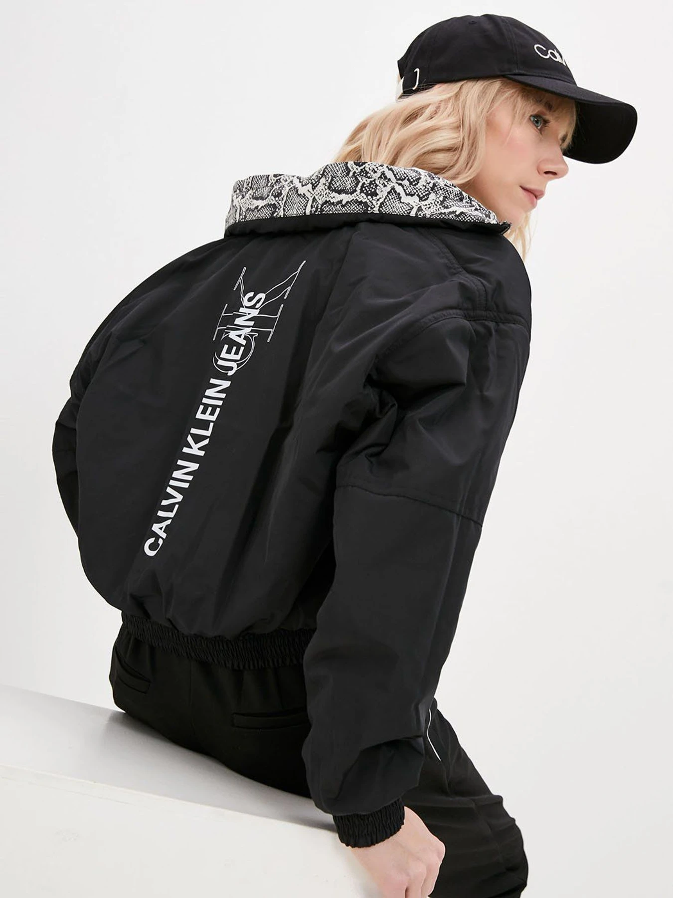 Куртки и дубленки Calvin Klein Jeans модель J20J216258_BEH Куртки и дубленки Calvin Klein Jeans модель J20J216258_BEH Фото