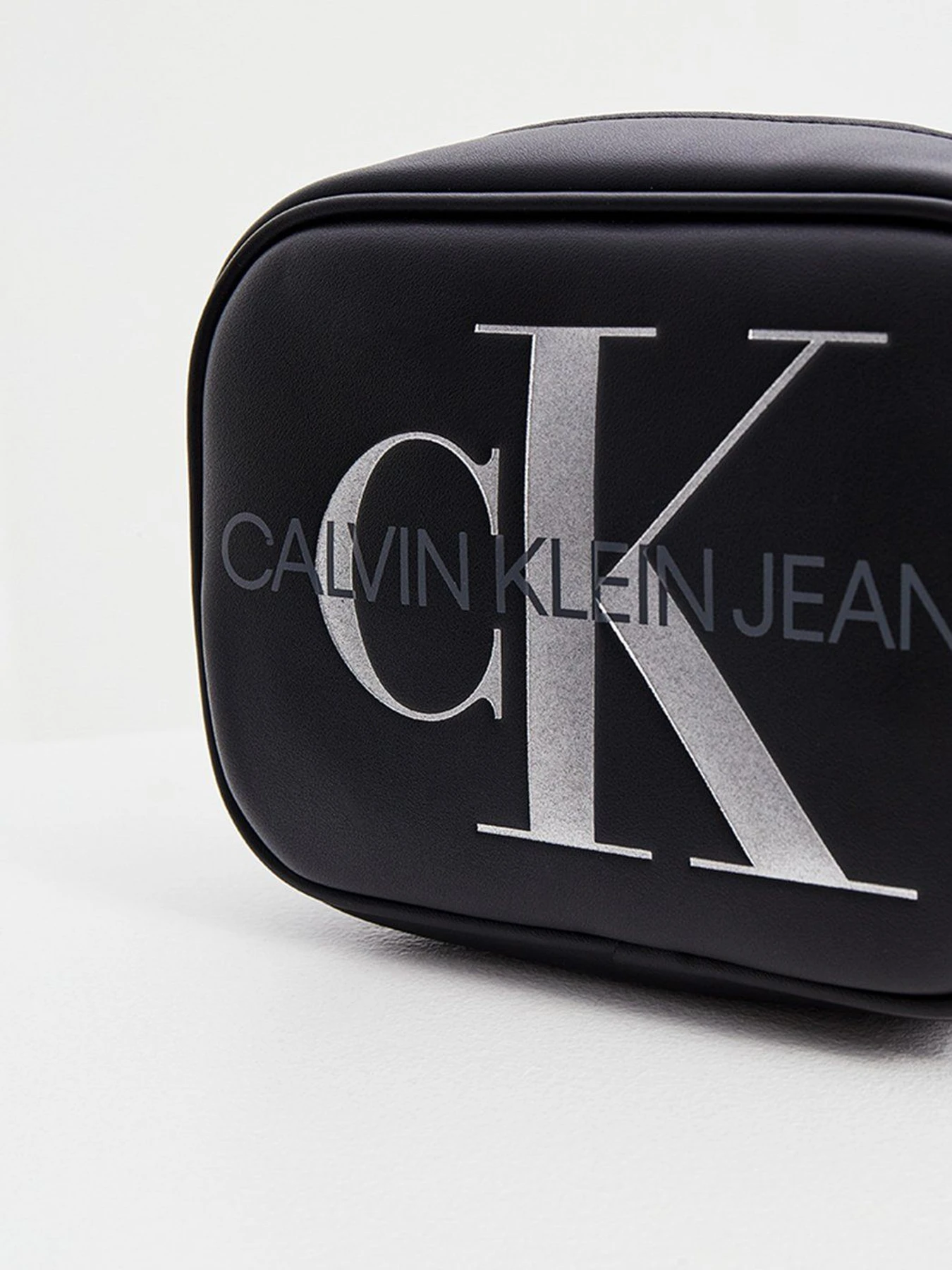 Сумки Calvin Klein Jeans модель K60K608376_BDS Сумки Calvin Klein Jeans модель K60K608376_BDS Фото