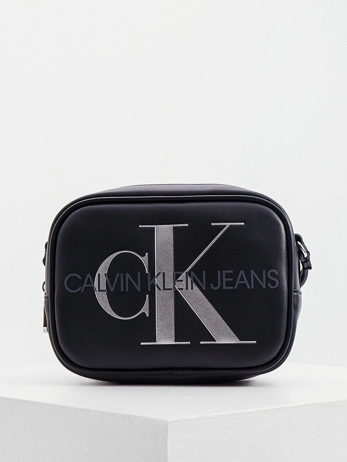 Сумки Calvin Klein Jeans модель K60K608376_BDS Сумки Calvin Klein Jeans модель K60K608376_BDS Фото