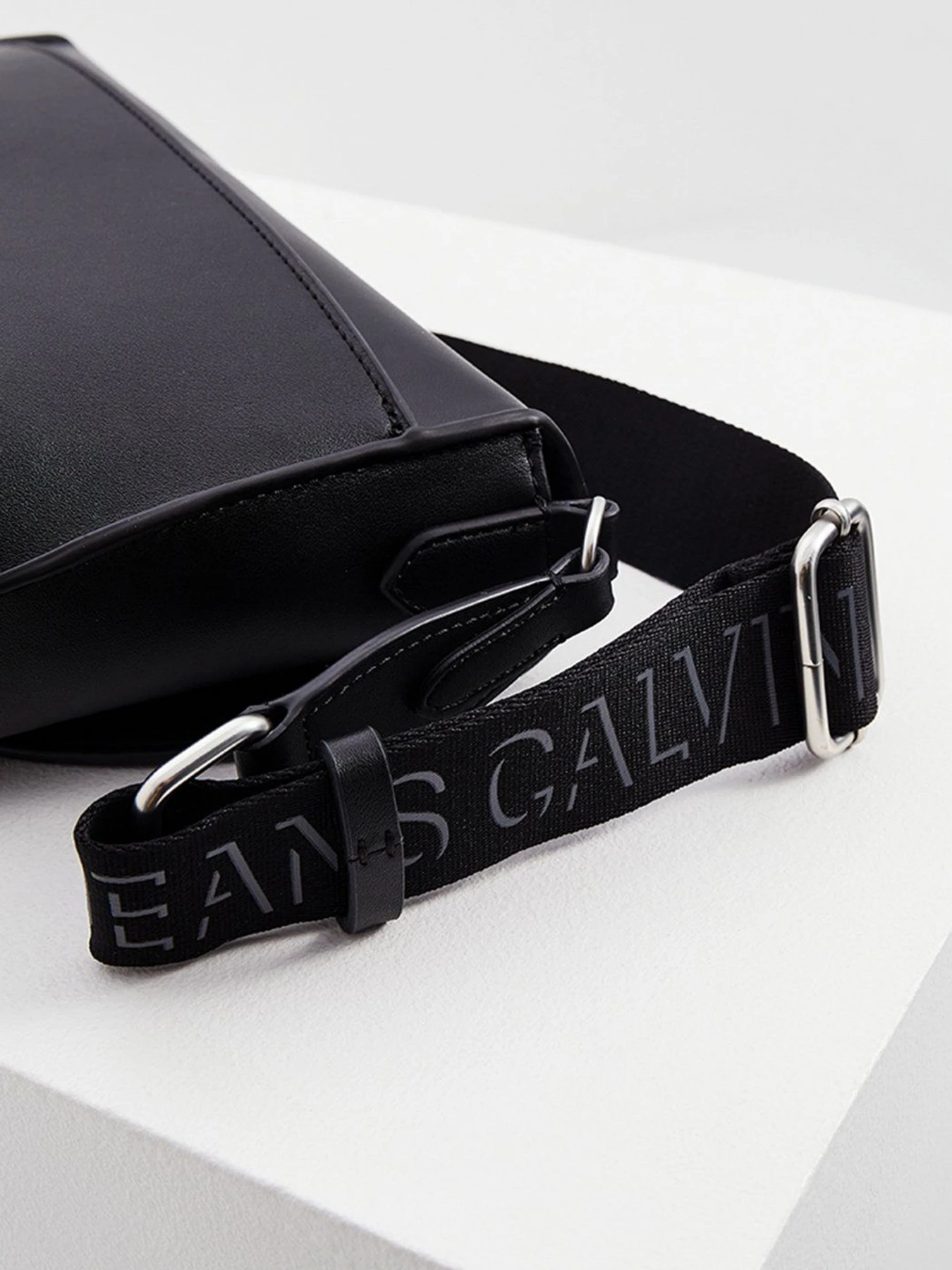 Сумки Calvin Klein Jeans модель K60K608693_BDS Сумки Calvin Klein Jeans модель K60K608693_BDS Фото