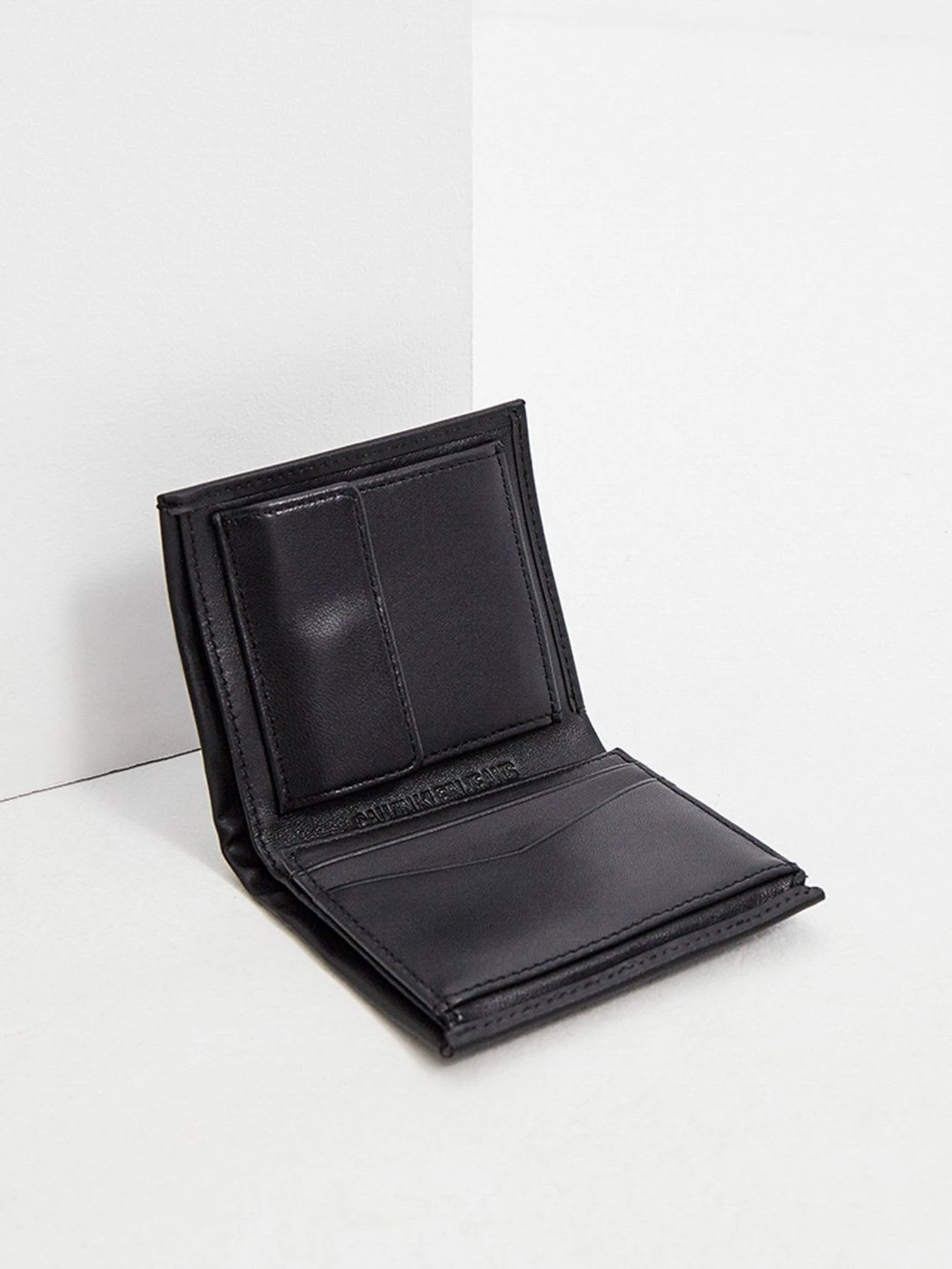 Кошельки Calvin Klein Jeans модель K50K506970_BDS Кошельки Calvin Klein Jeans модель K50K506970_BDS Фото