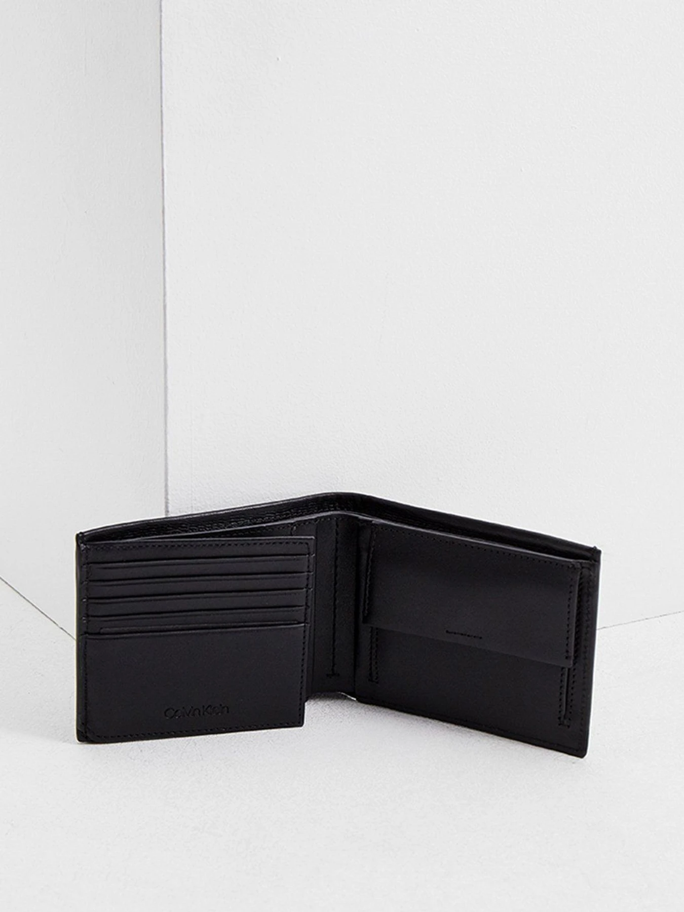 Кошельки Calvin Klein Jeans модель K50K507394_BAX Кошельки Calvin Klein Jeans модель K50K507394_BAX Фото