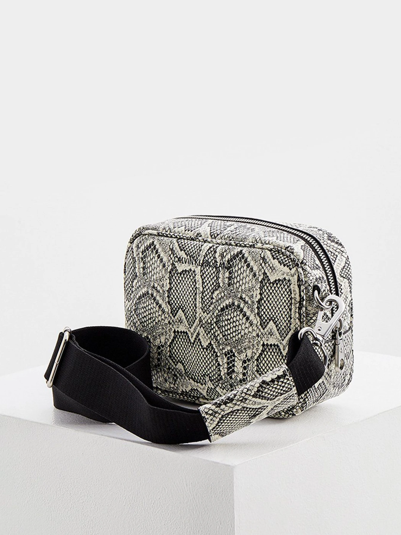 Сумки Calvin Klein Jeans модель K60K608226_0GJ Сумки Calvin Klein Jeans модель K60K608226_0GJ Фото