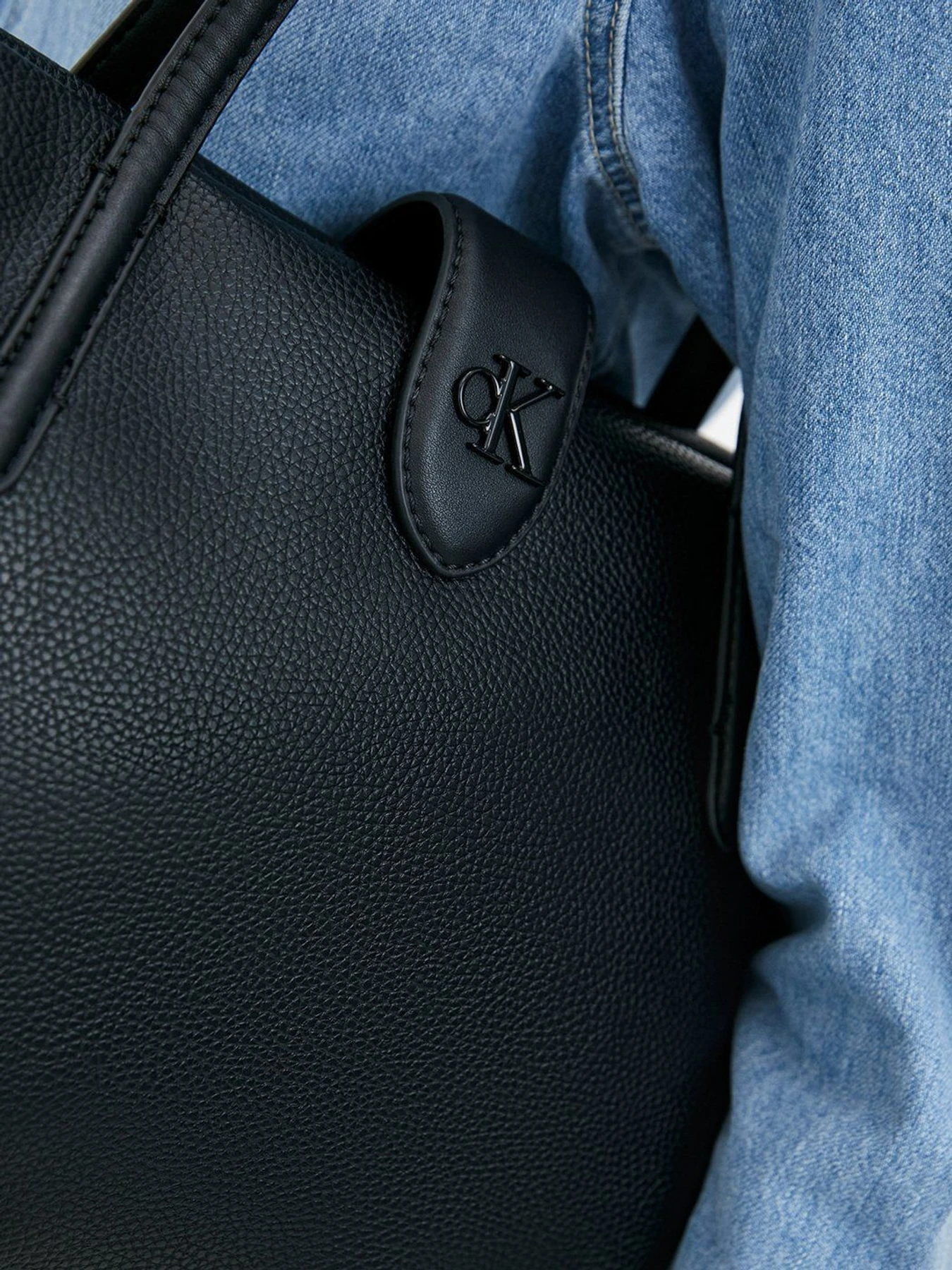 Сумки Calvin Klein Jeans модель K60K608228_BDS Сумки Calvin Klein Jeans модель K60K608228_BDS Фото