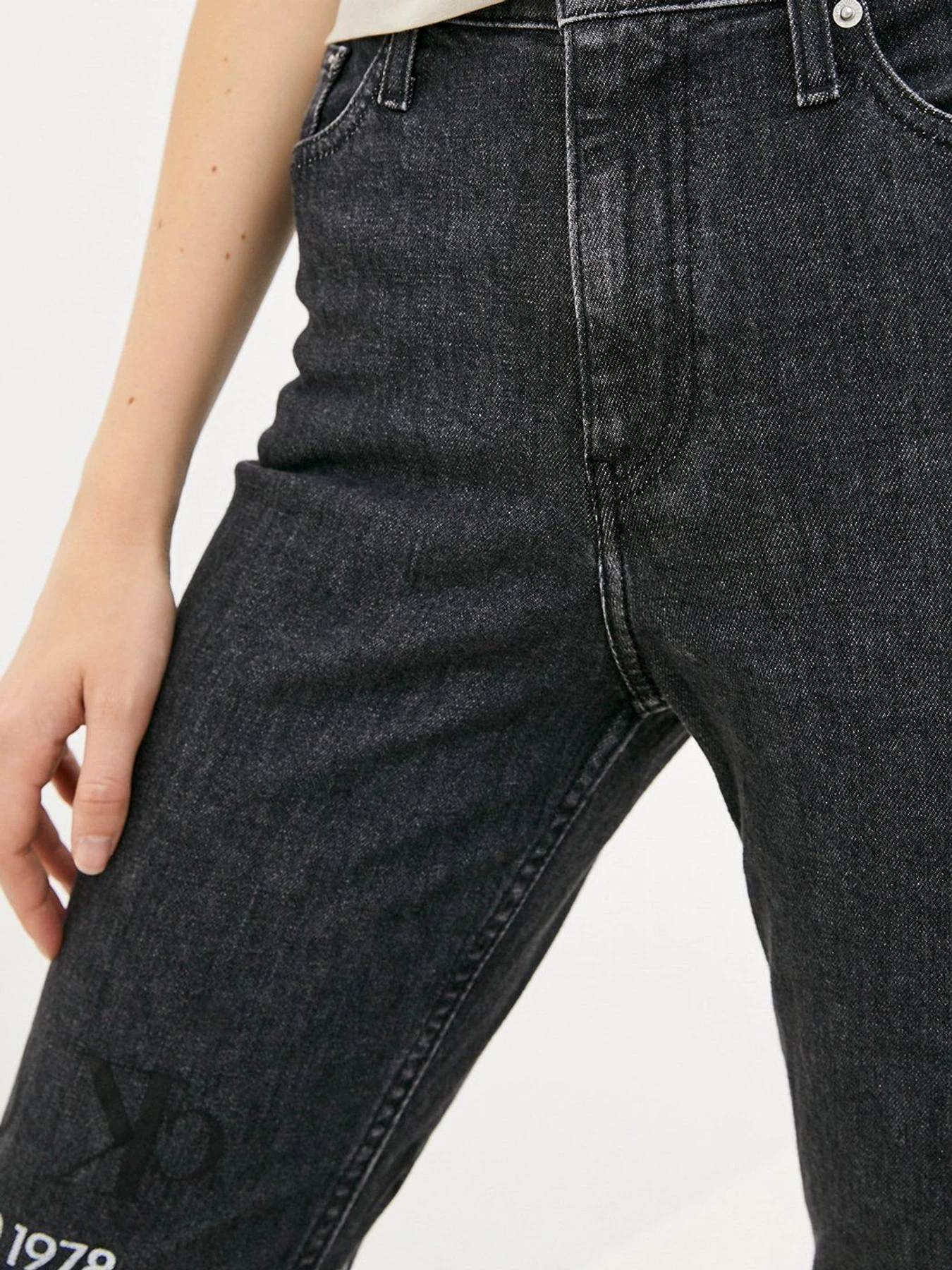 Джинси Calvin Klein Jeans модель J20J217449_1BY Джинси Calvin Klein Jeans модель J20J217449_1BY Фото